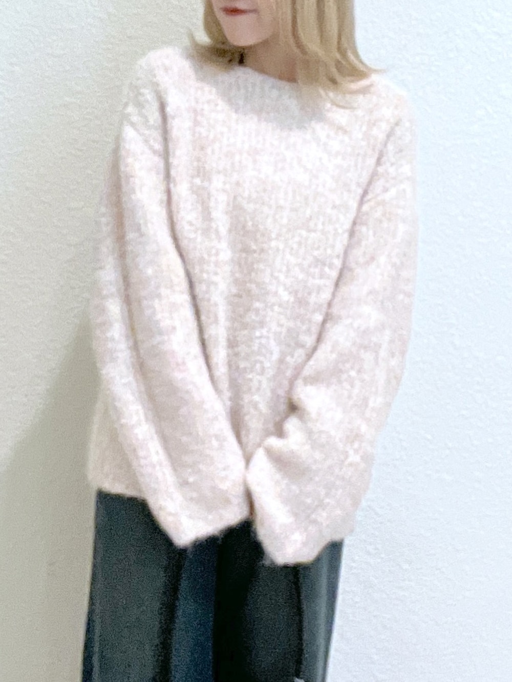 ブルー系のデニムパンツ、ブラック系のショルダーバッグ、ピンク系のニット/セーターを着用したレディースの秋コーディネートの5枚目の写真