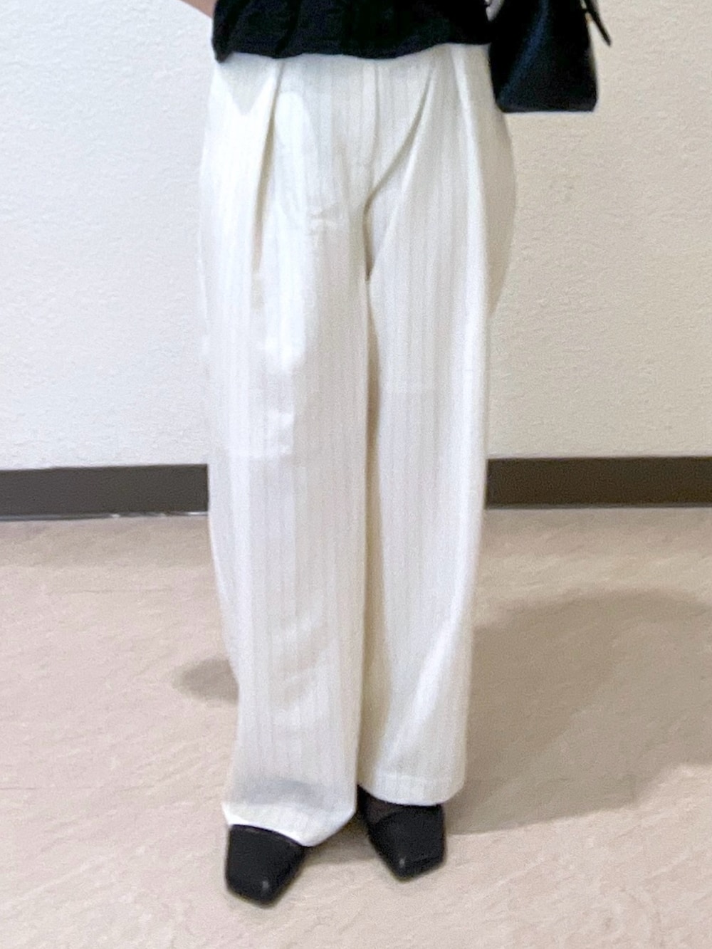 「トップス、ブラウス、フリルブラウス、ブラウス×パンツ、フレアパンツ、サンダル、ショルダーバッグ、オトナカジュアル、大人コーデ、白黒コーデ、休日スタイル、フリーズマート(FREE'S MART)、低身長コーデ、骨格ナチュラル、いいね、save、フォローお願いします🤑」｜「FREE'S MARTの◆前後２ＷＡＹ肩フリルシャーリングペプラムブラウス（シャツ/ブラウス、ブラック系）」を使った、AYANAさん（レディース・155cm）の夏コーディネートの3枚目の写真