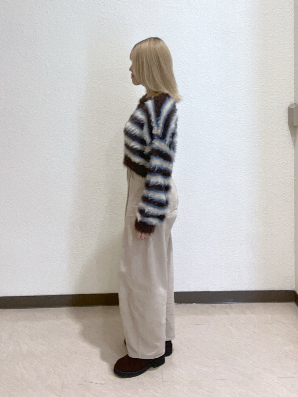 ブラウン系のシューズ、ベージュ系のその他パンツ、ブラック系のハンドバッグを着用したレディースの秋コーディネートの3枚目の写真