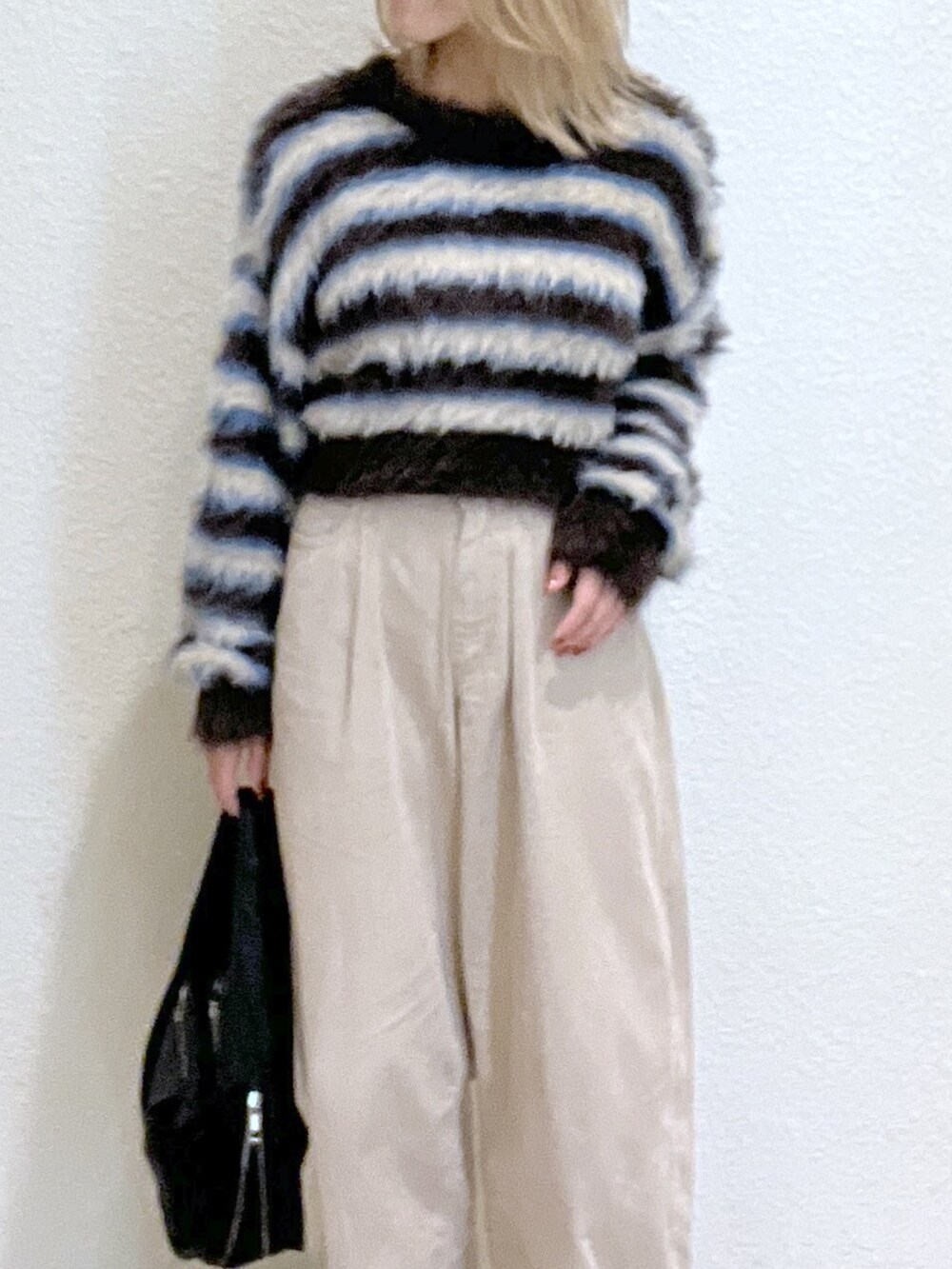 ブラウン系のシューズ、ベージュ系のその他パンツ、ブラック系のハンドバッグを着用したレディースの秋コーディネートの6枚目の写真