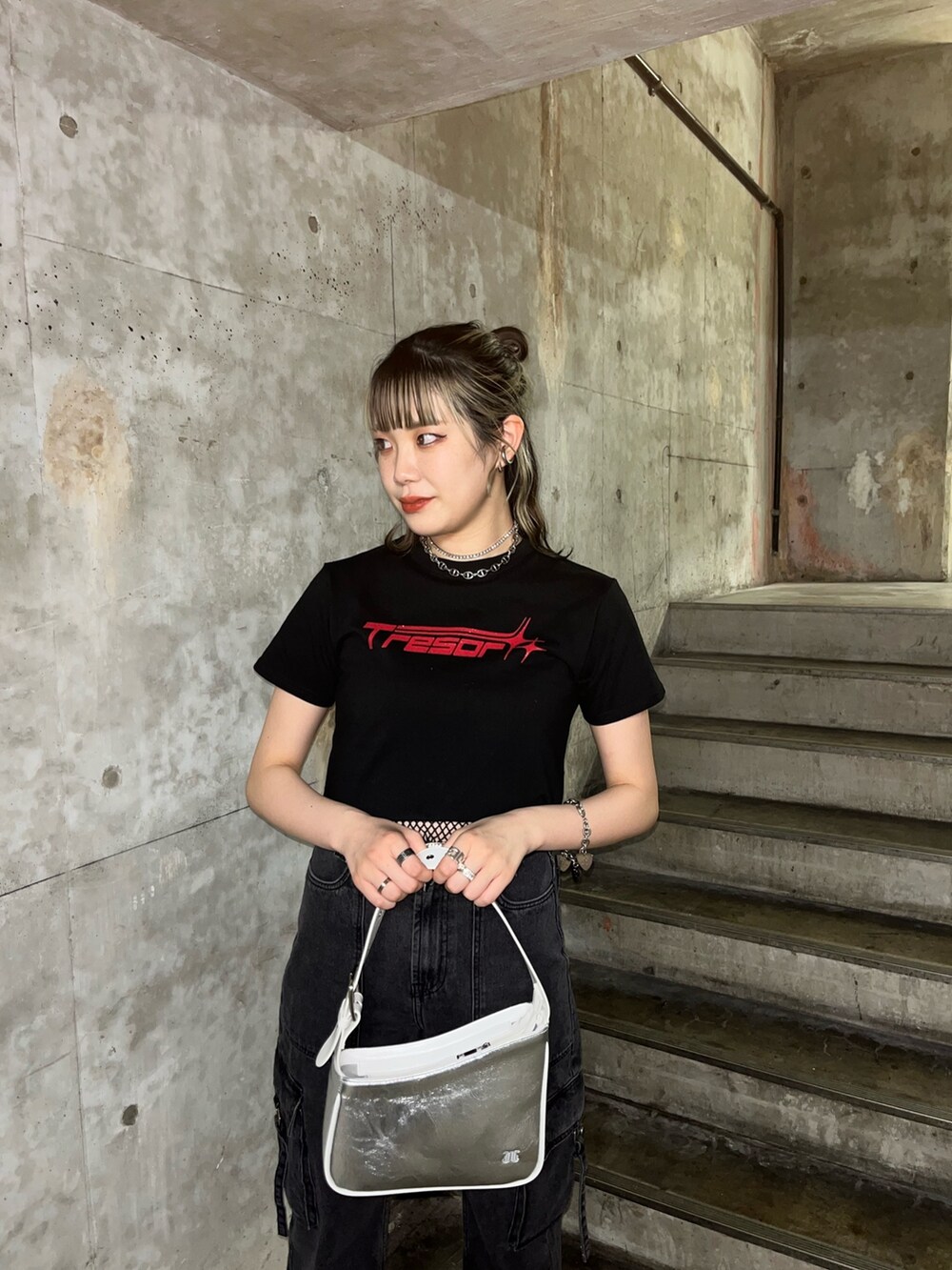 ブラック系のカーゴパンツ、ブラック系のタンクトップ、ブラック系のTシャツ/カットソーを着用したレディースの春コーディネートの4枚目の写真