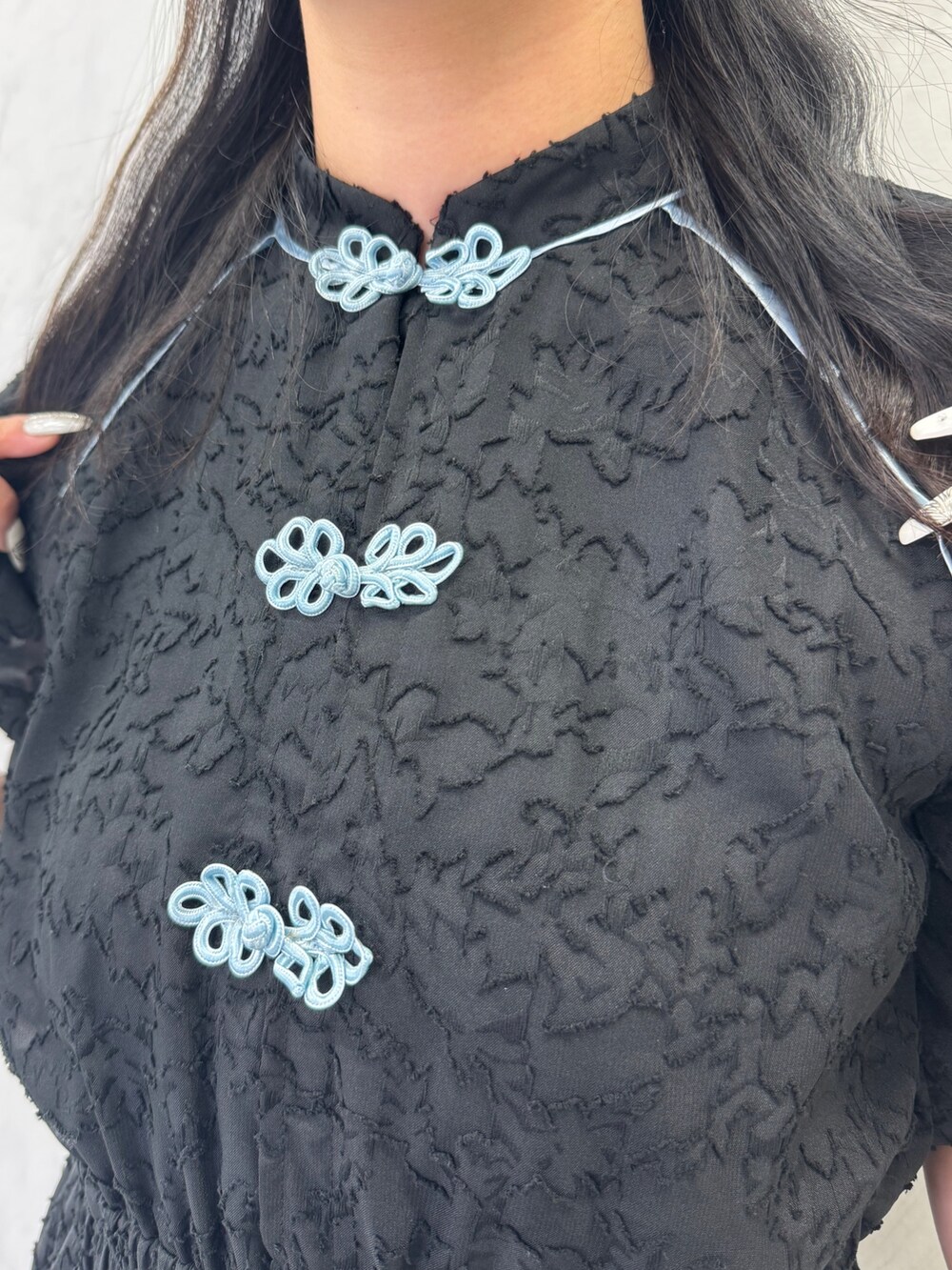 ブラック系のワンピース、ブラック系のバレエシューズを着用したレディースの春コーディネートの6枚目の写真