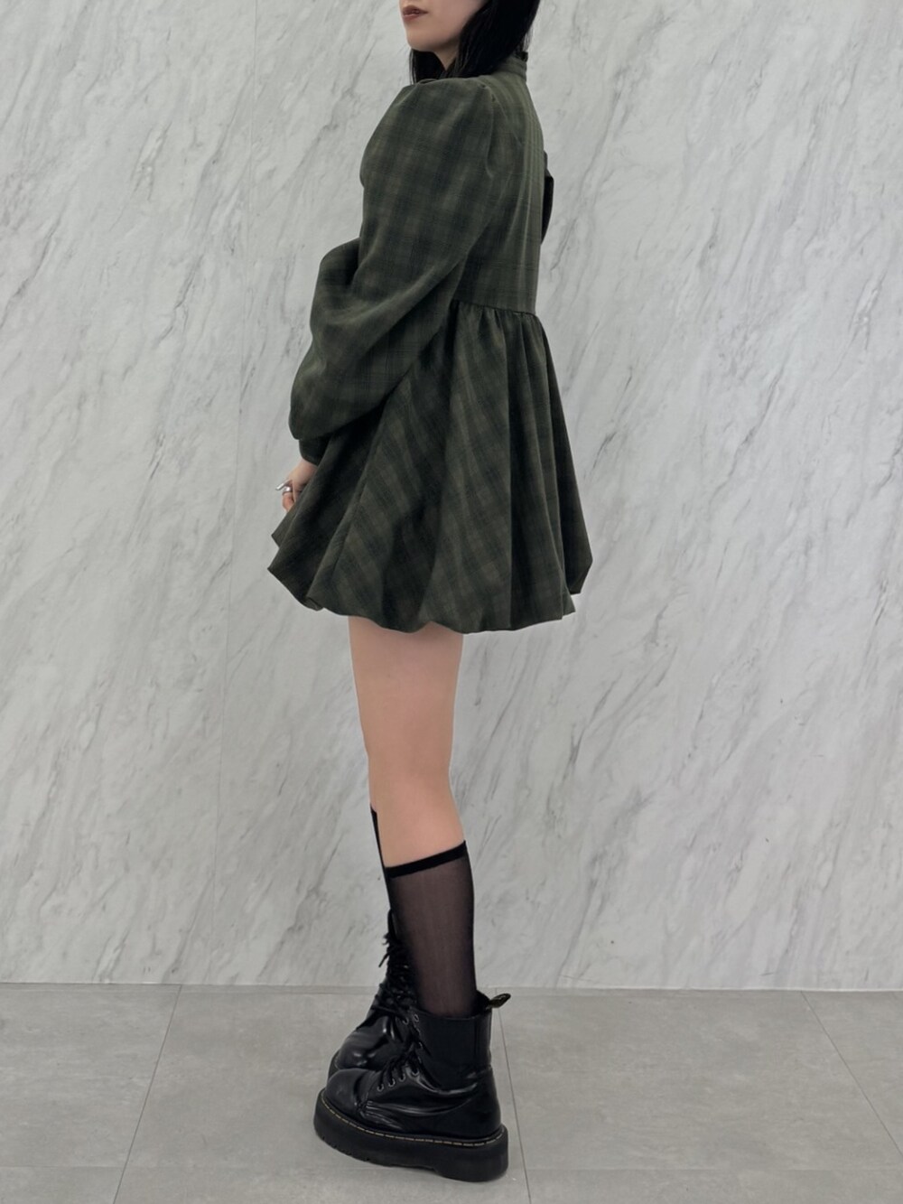 グリーン系のワンピースを着用したレディースの秋コーディネートの4枚目の写真