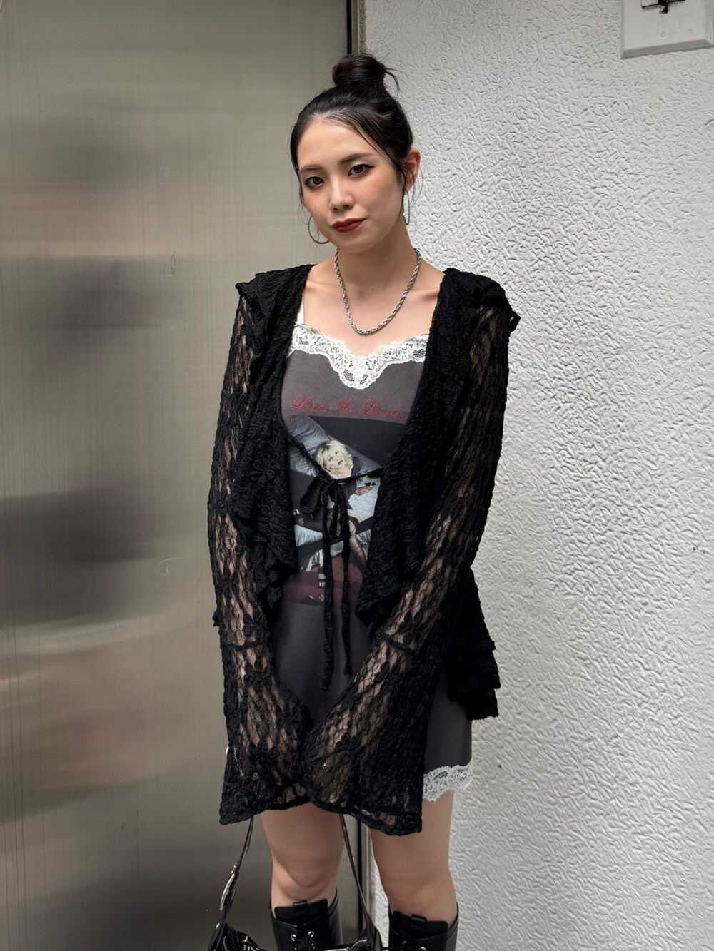 ブラック系のワンピース、ブラック系のシャツ/ブラウス、ブラック系のブーツを着用したレディースの夏コーディネートの4枚目の写真