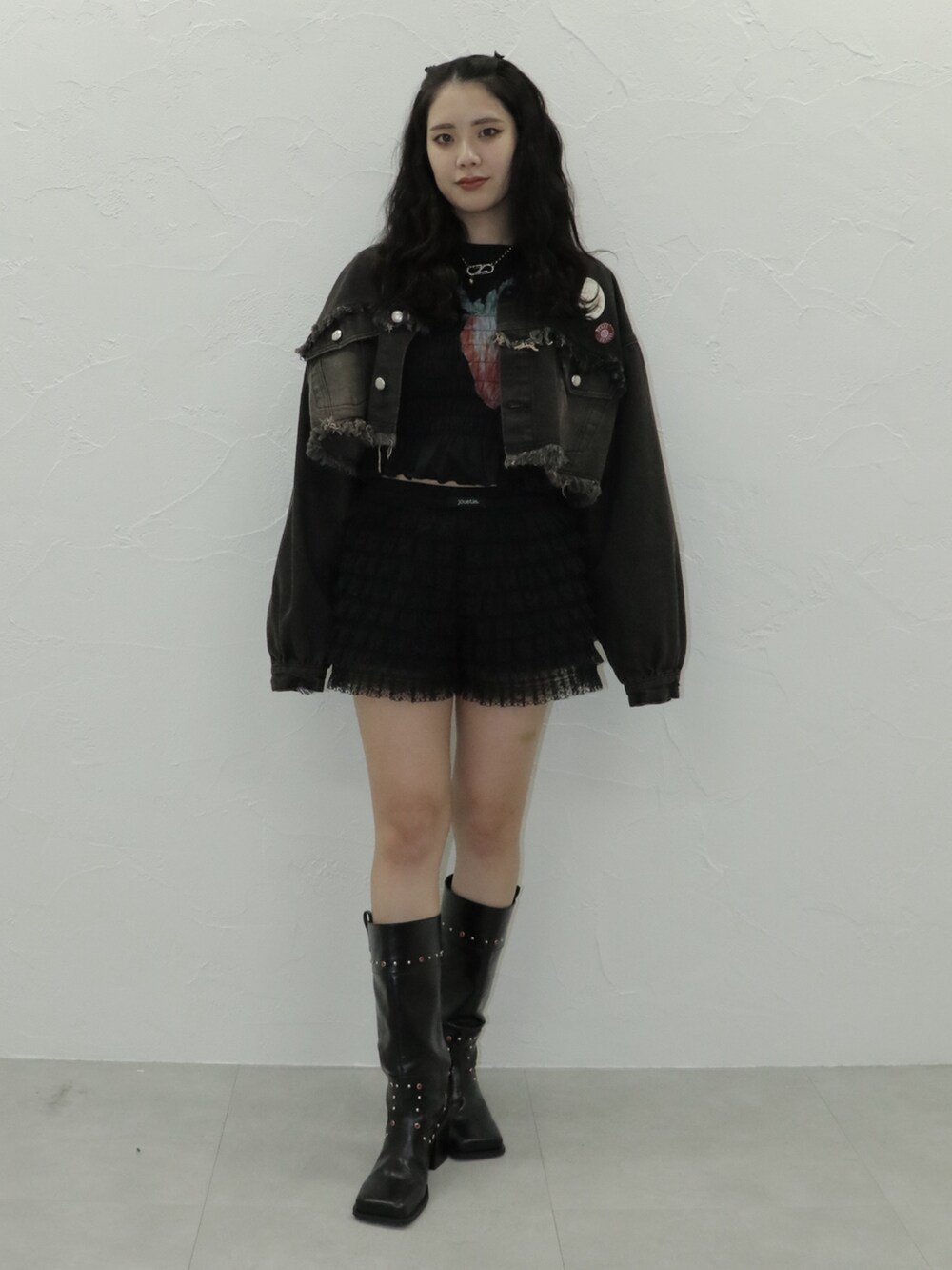 ブラック系のその他パンツ、ブラック系のブーツ、ブラック系のデニムジャケットを着用したレディースの秋コーディネートの2枚目の写真