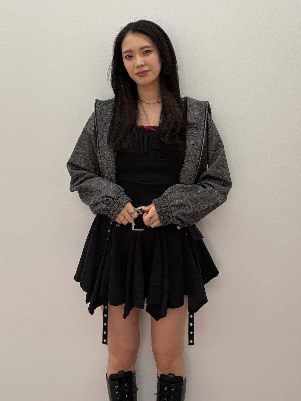 ブラック系のスカート、ブラック系のキャミソール、ブラック系のパーカーを着用したレディースの冬コーディネートの4枚目の写真