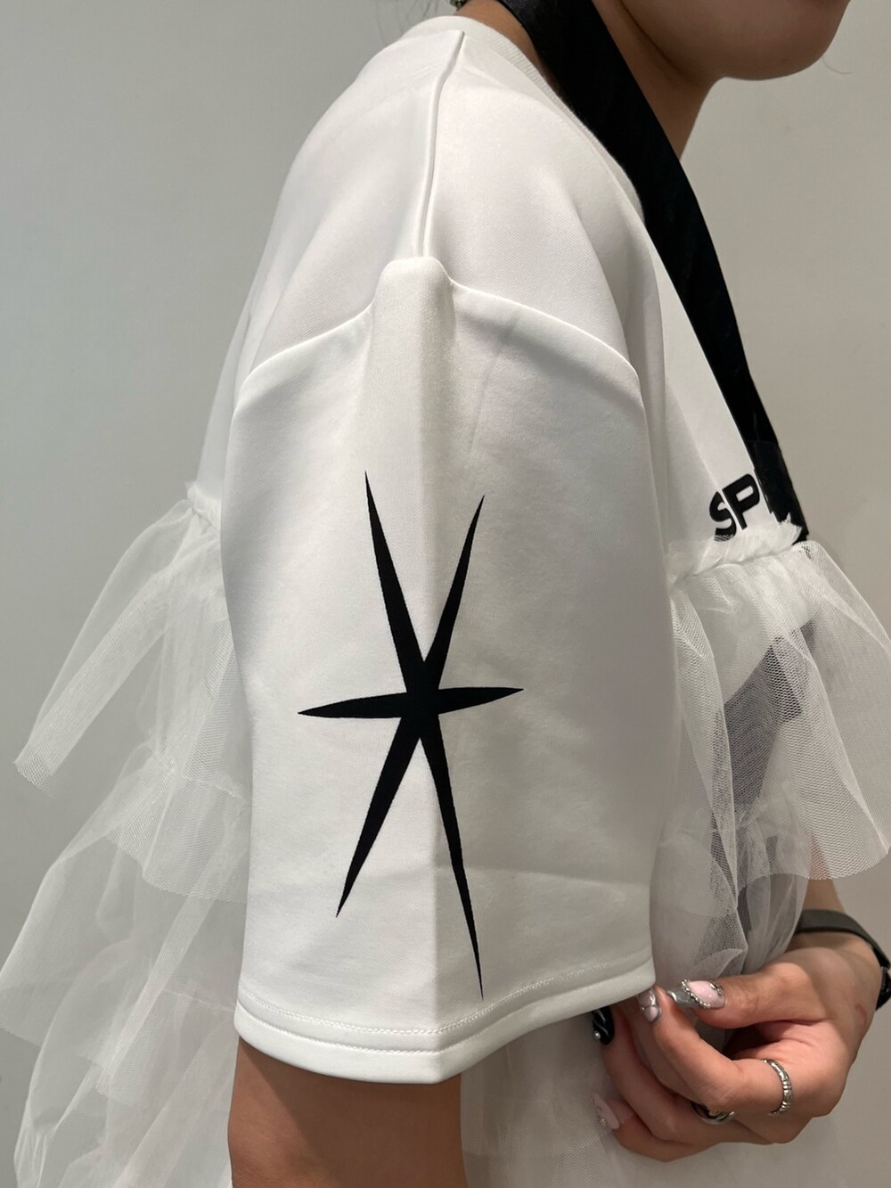 ホワイト系のワンピース、ブラック系のブーツを着用したレディースの春コーディネートの7枚目の写真