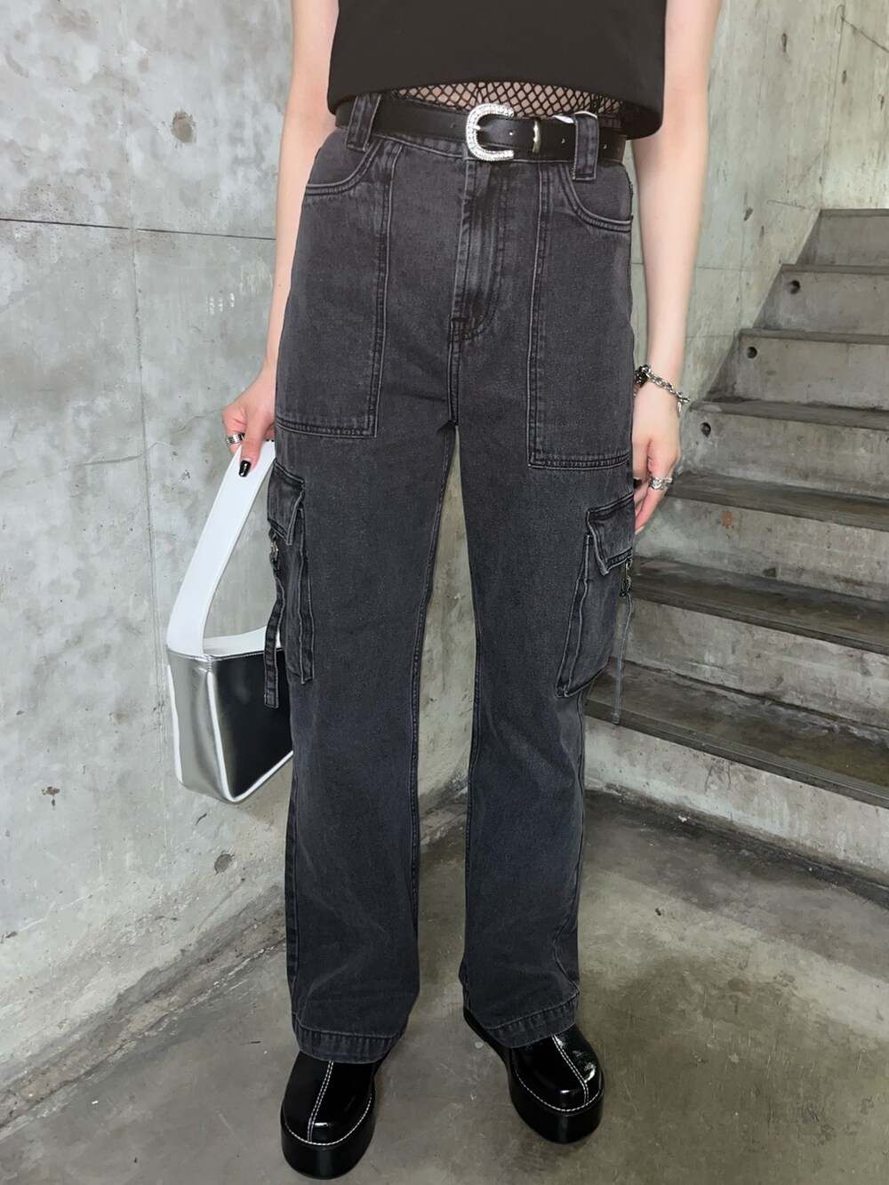 ブラック系のカーゴパンツ、ブラック系のタンクトップ、ブラック系のTシャツ/カットソーを着用したレディースの春コーディネートの6枚目の写真