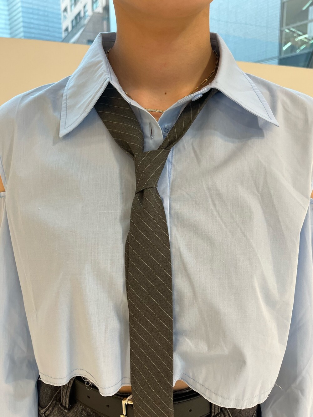 ブルー系のシャツ/ブラウス、ブラック系のデニムスカート、ブラック系のサンダルを着用したレディースの夏コーディネートの5枚目の写真