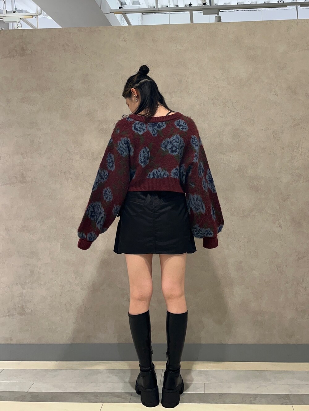 レッド系のカーディガン/ボレロ、ブラック系のその他パンツ、ブラック系のブーツを着用したレディースの秋コーディネートの3枚目の写真