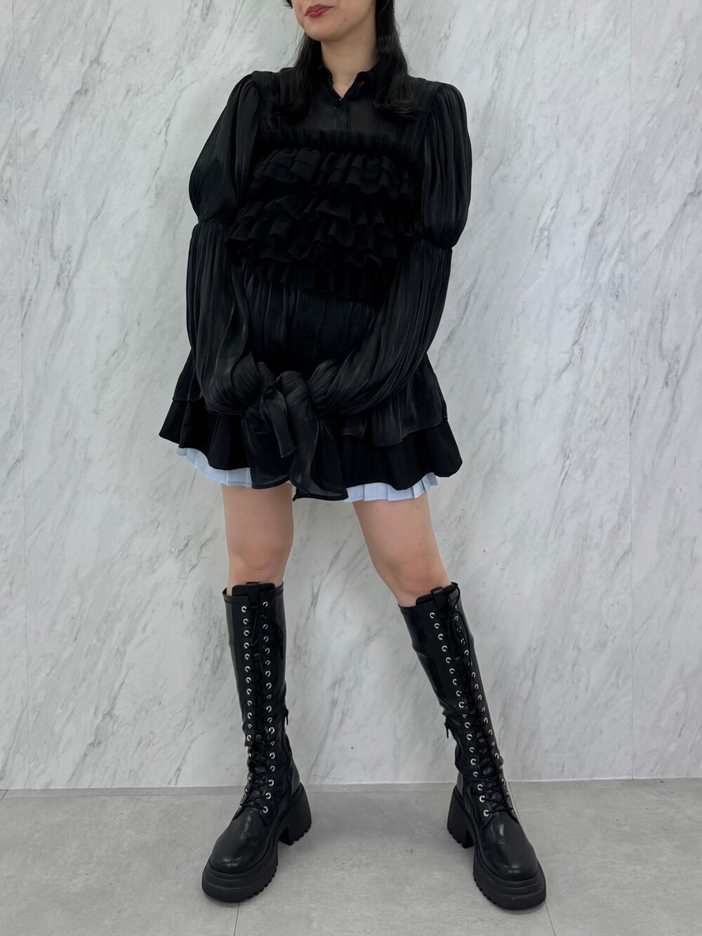 ブラック系のシャツ/ブラウス、ブラック系のキャミソール、ブラック系のスカートを着用したレディースの夏コーディネートの4枚目の写真