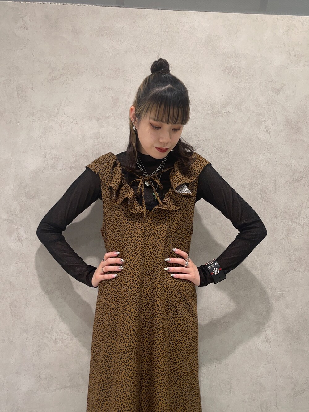 ブラウン系のワンピース、ブラック系のTシャツ/カットソー、ブラック系のブーツを着用したレディースの夏コーディネートの4枚目の写真