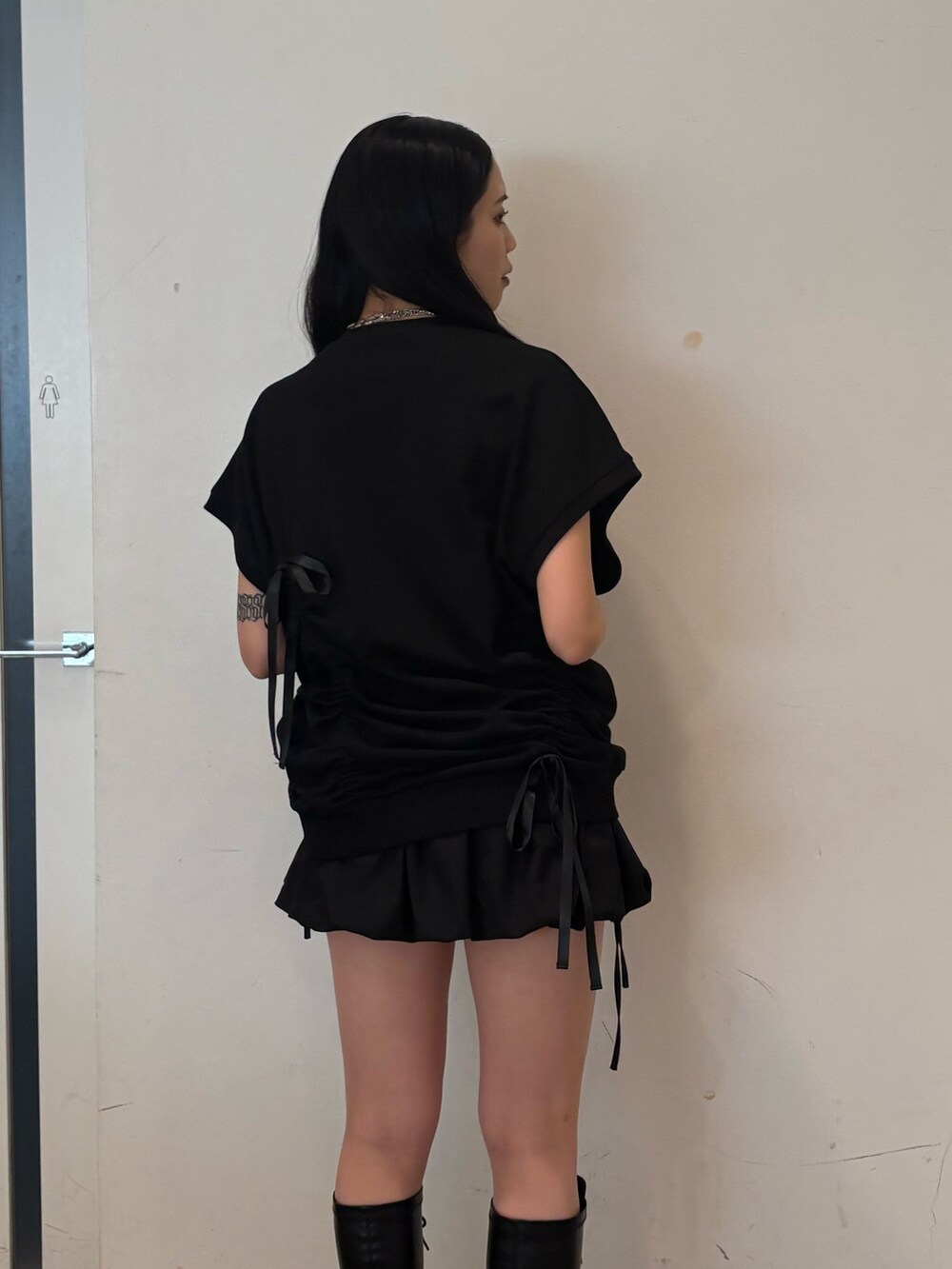 ブラック系のTシャツ/カットソー、ブラック系のスカートを着用したレディースの春コーディネートの4枚目の写真