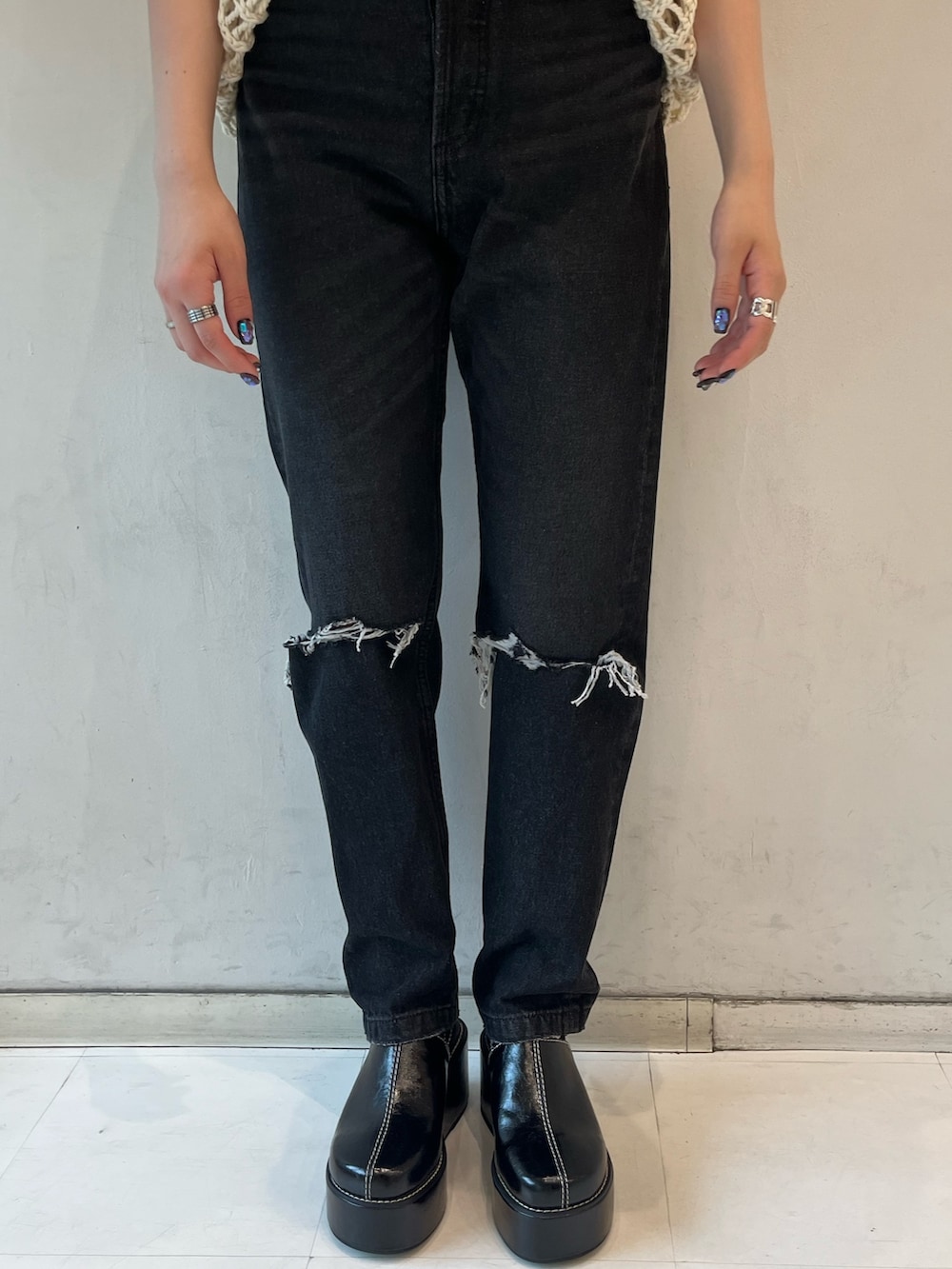 ブラック系のデニムパンツ、ホワイト系のTシャツ/カットソー、ホワイト系のベストを着用したレディースの春コーディネートの8枚目の写真