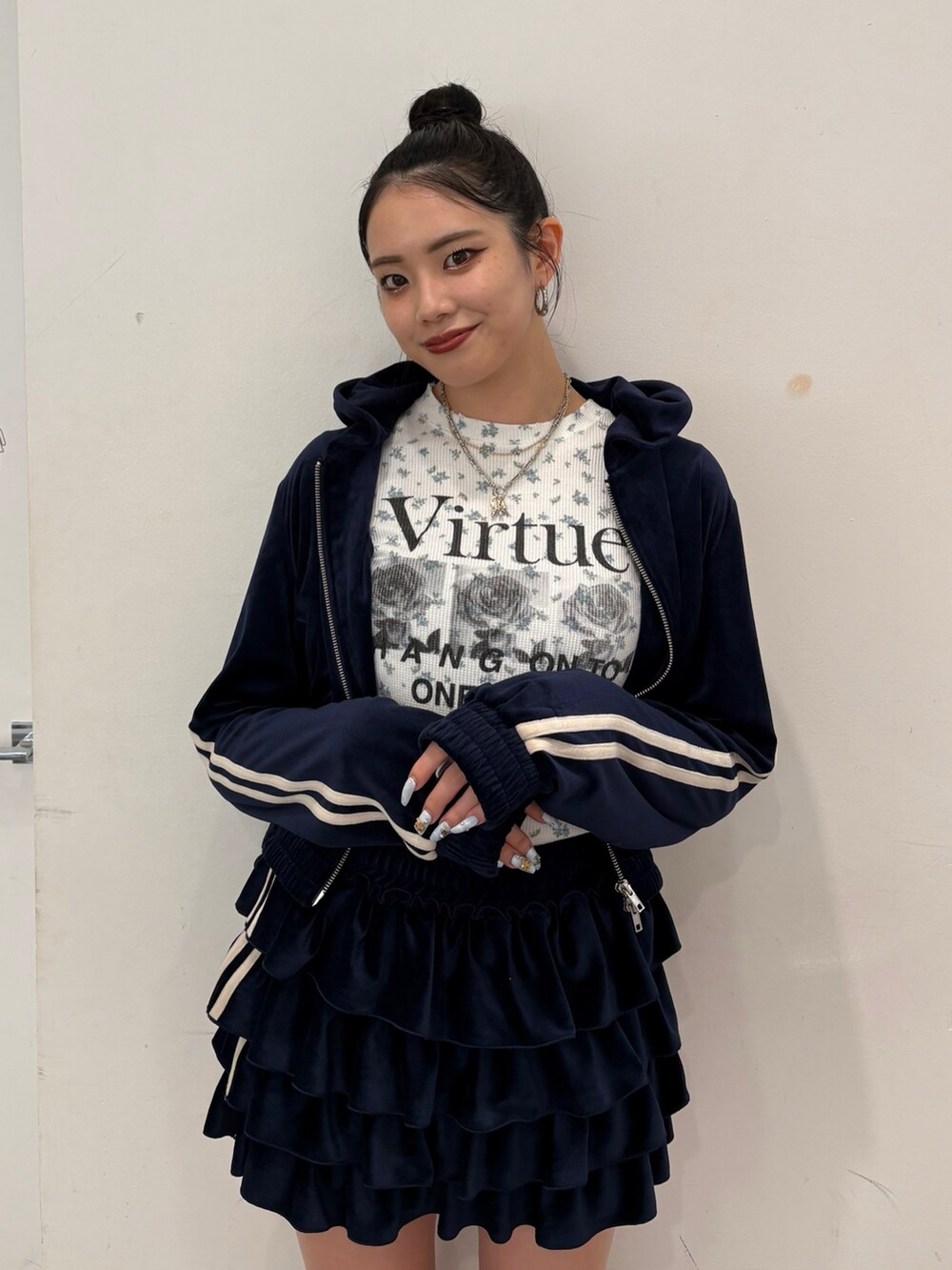 ホワイト系のTシャツ/カットソー、ブルー系のスカート、ブルー系のパーカーを着用したレディースの夏コーディネートの5枚目の写真