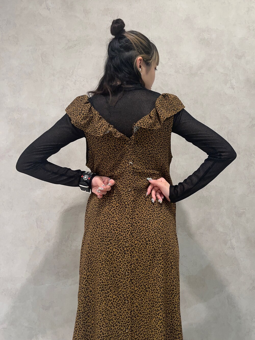 ブラウン系のワンピース、ブラック系のTシャツ/カットソー、ブラック系のブーツを着用したレディースの夏コーディネートの5枚目の写真