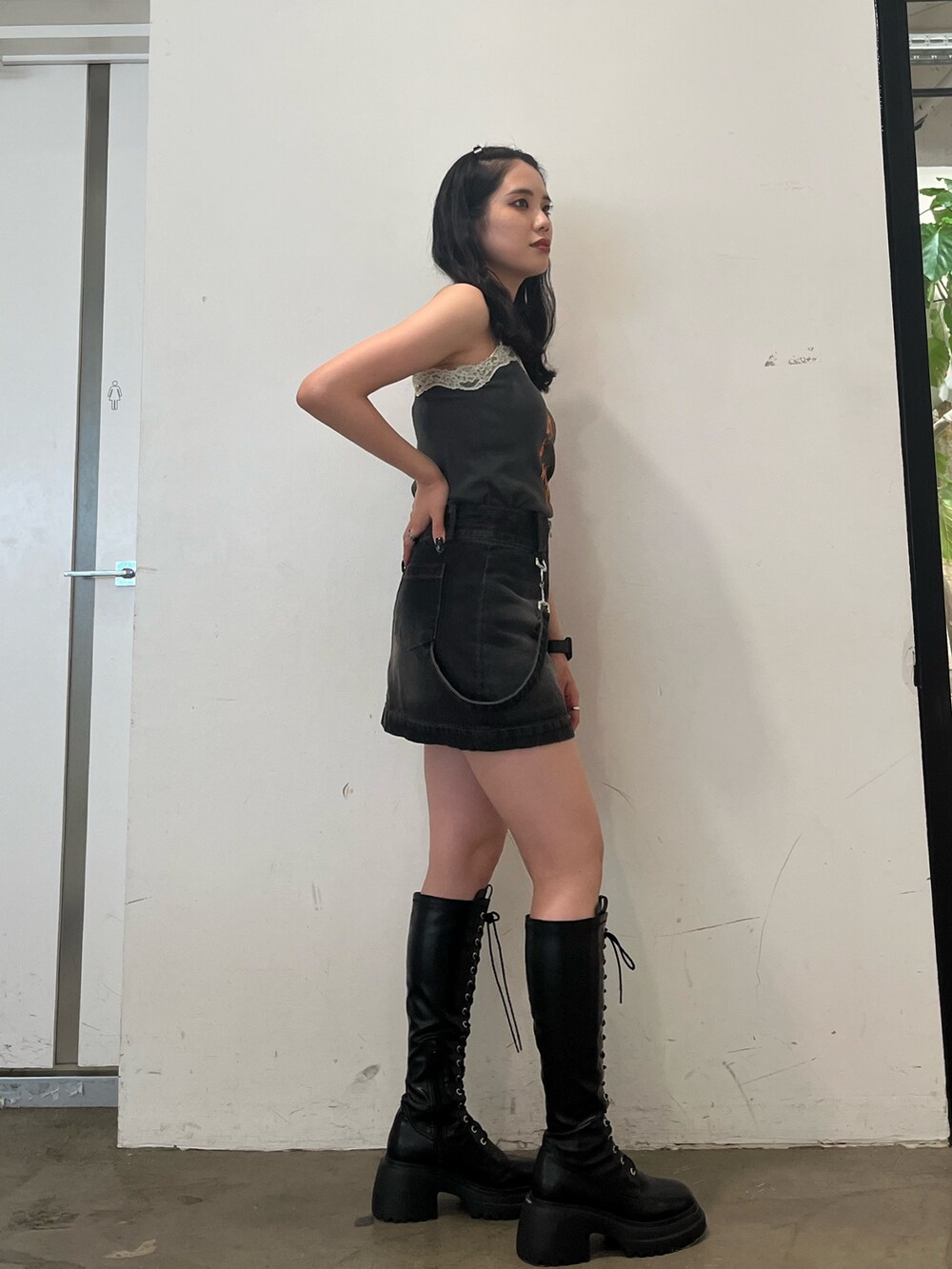 ブラック系のワンピース、ブラック系のスカート、ブラック系のブーツを着用したレディースの夏コーディネートの2枚目の写真