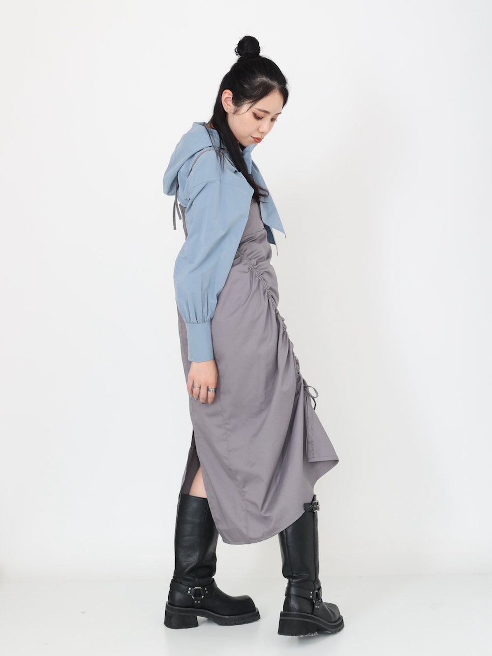 ブルー系のシャツ/ブラウス、グレー系のワンピース、ブラック系のブーツを着用したレディースの秋コーディネートの3枚目の写真