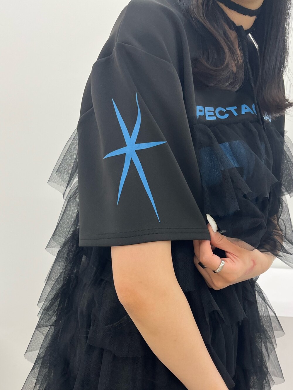 ブラック系のワンピース、ブラック系のデニムパンツを着用したレディースの春コーディネートの5枚目の写真