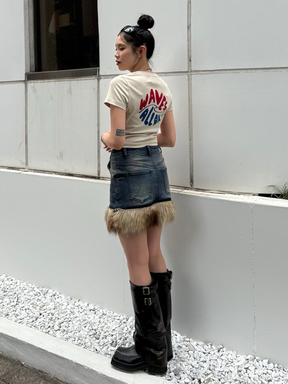 ホワイト系のTシャツ/カットソー、ブルー系のスカート、ブラック系のブーツを着用したレディースの夏コーディネートの2枚目の写真