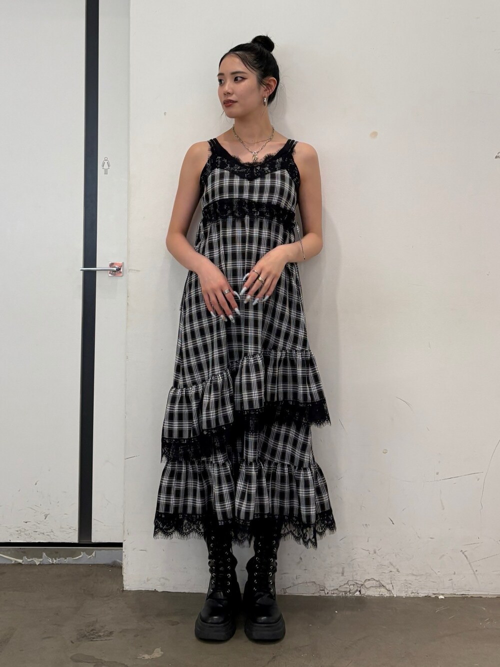 ブラック系のワンピースを着用したレディースの夏コーディネートの2枚目の写真