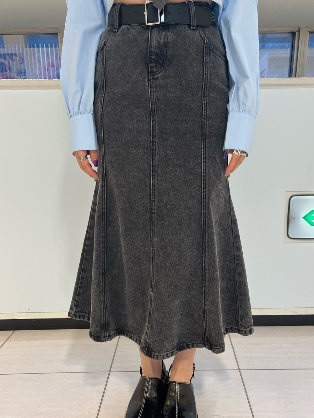 ブルー系のシャツ/ブラウス、ブラック系のデニムスカート、ブラック系のサンダルを着用したレディースの夏コーディネートの8枚目の写真