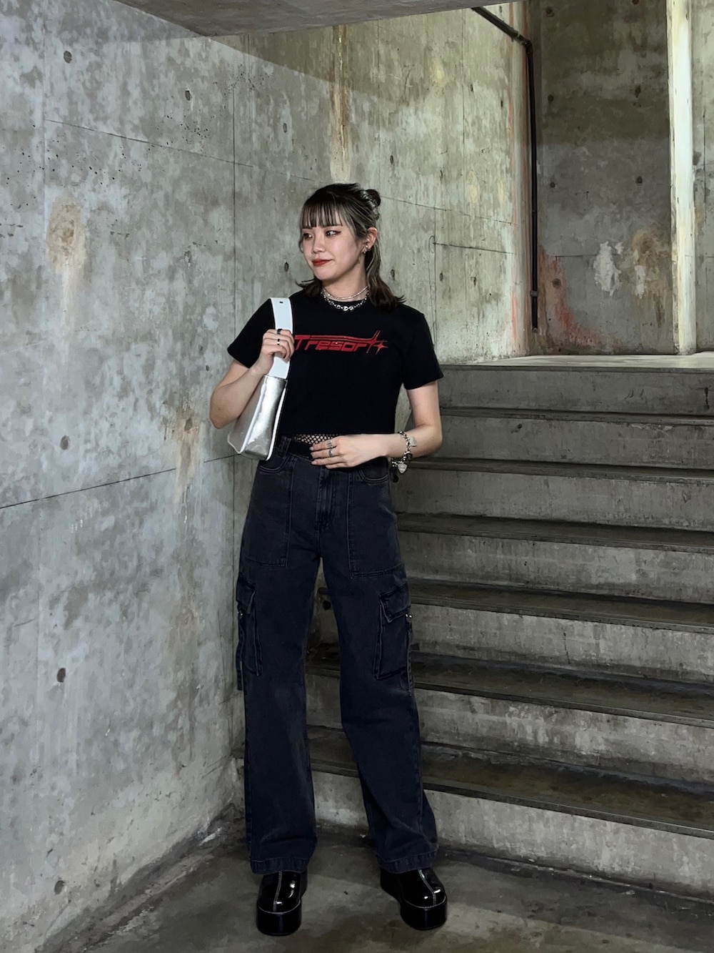 ブラック系のカーゴパンツ、ブラック系のタンクトップ、ブラック系のTシャツ/カットソーを着用したレディースの春コーディネートの3枚目の写真