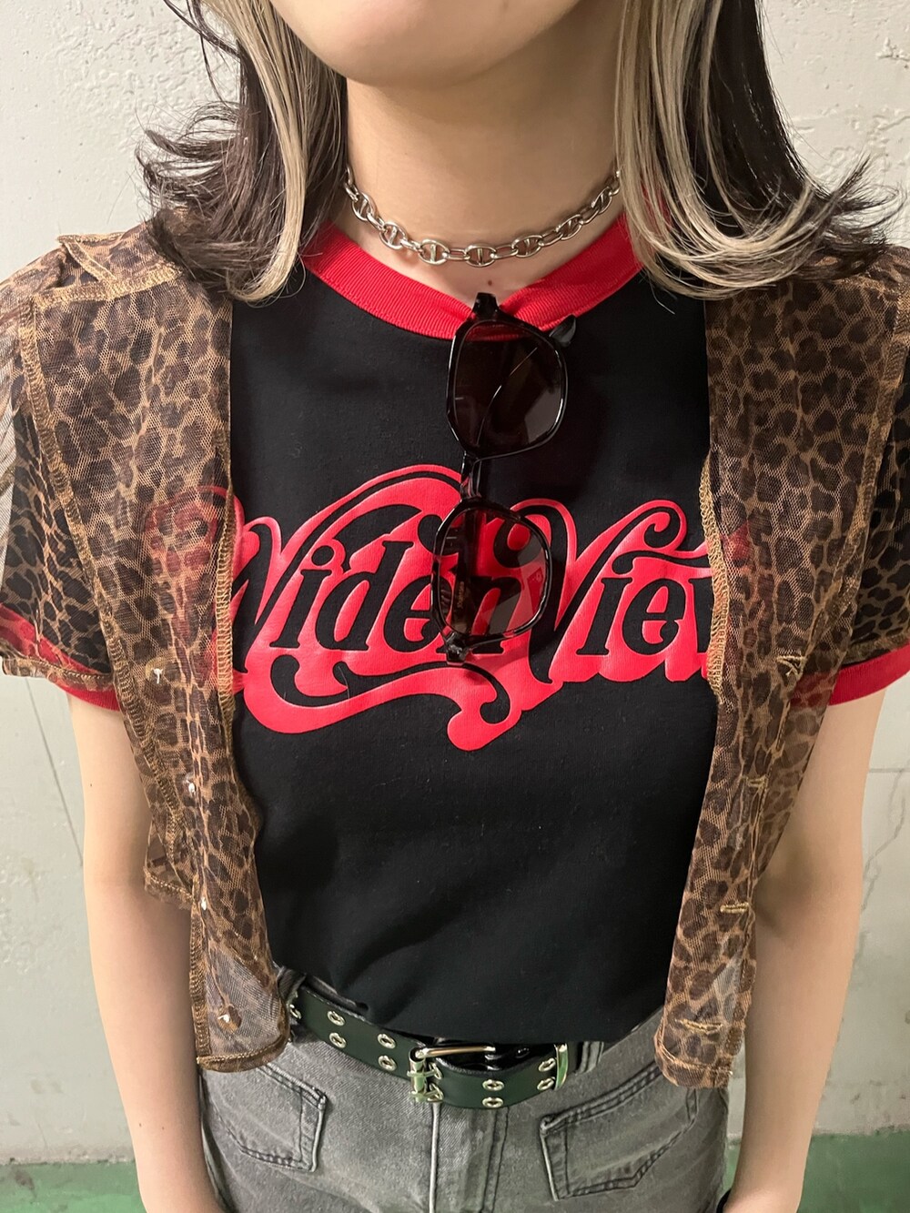 ブラック系のデニムパンツ、ブラック系のTシャツ/カットソー、ブラウン系のシャツ/ブラウスを着用したレディースの夏コーディネートの6枚目の写真