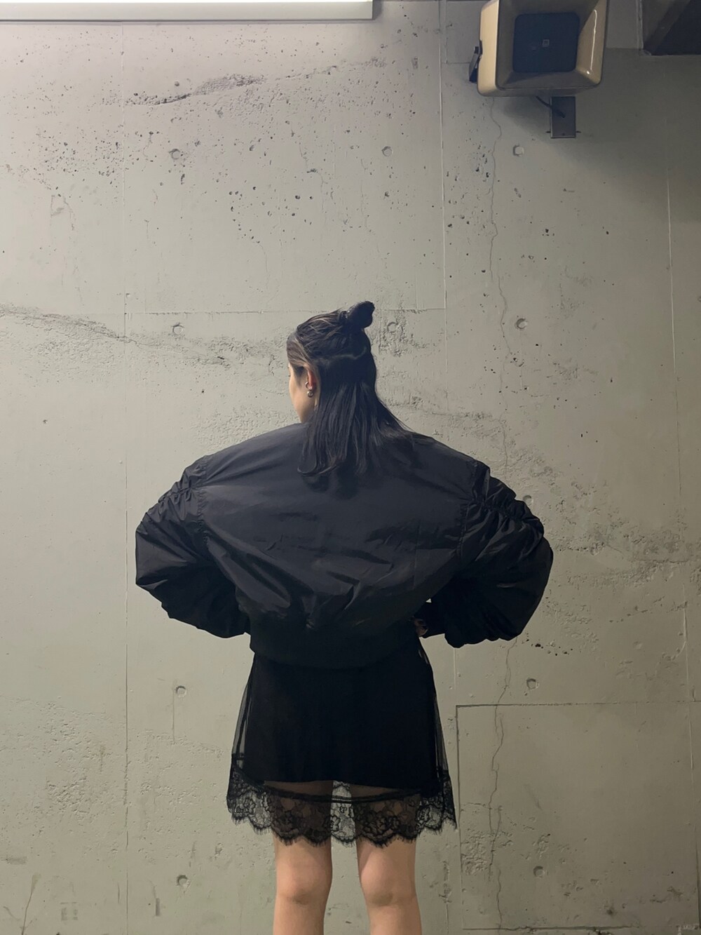 ブラック系のその他パンツ、ブラック系のMA-1、ブラック系のワンピースを着用したレディースの秋コーディネートの5枚目の写真