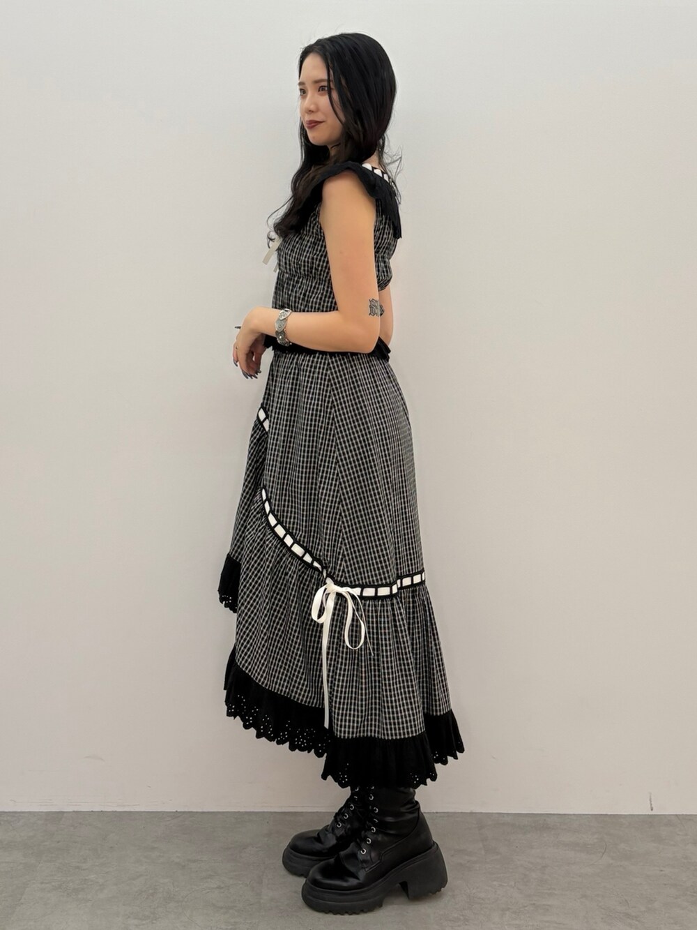 ブラック系のスカート、ブラック系のシャツ/ブラウス、シルバー系のネックレスを着用したレディースの春コーディネートの2枚目の写真