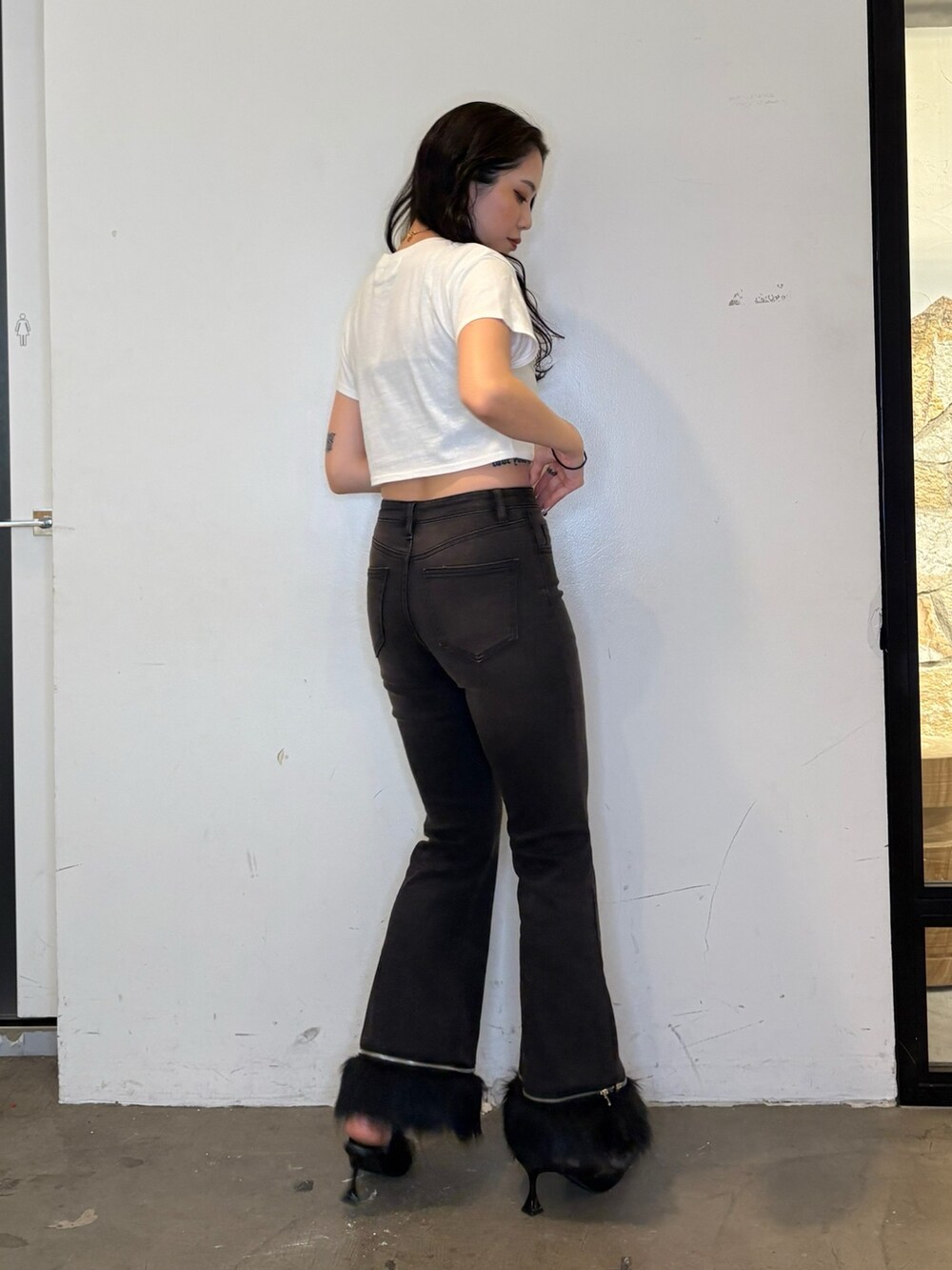 ホワイト系のTシャツ/カットソー、ブラック系のデニムパンツ、ブラック系のパンプスを着用したレディースの夏コーディネートの4枚目の写真