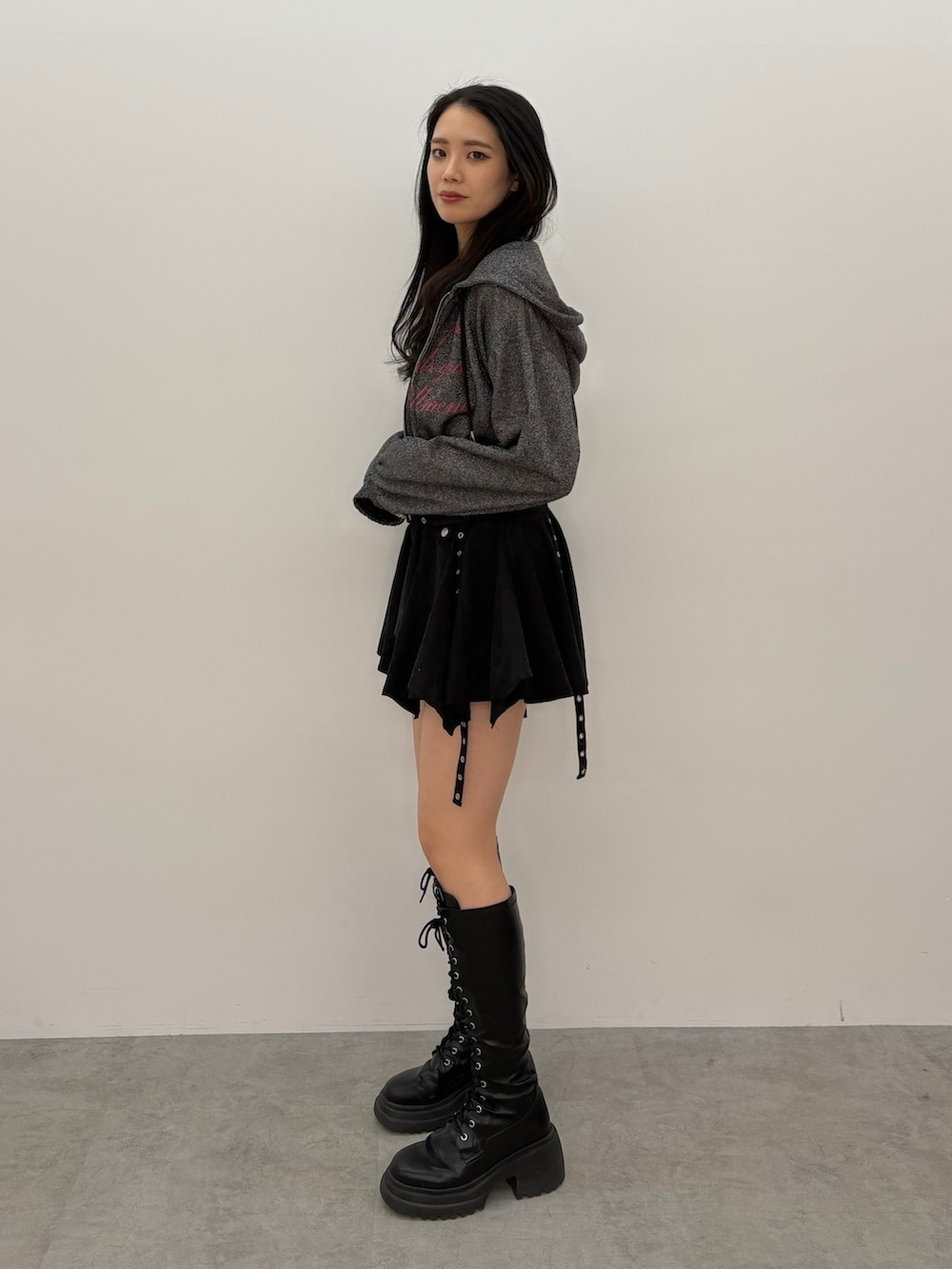 ブラック系のスカート、ブラック系のキャミソール、ブラック系のパーカーを着用したレディースの冬コーディネートの2枚目の写真