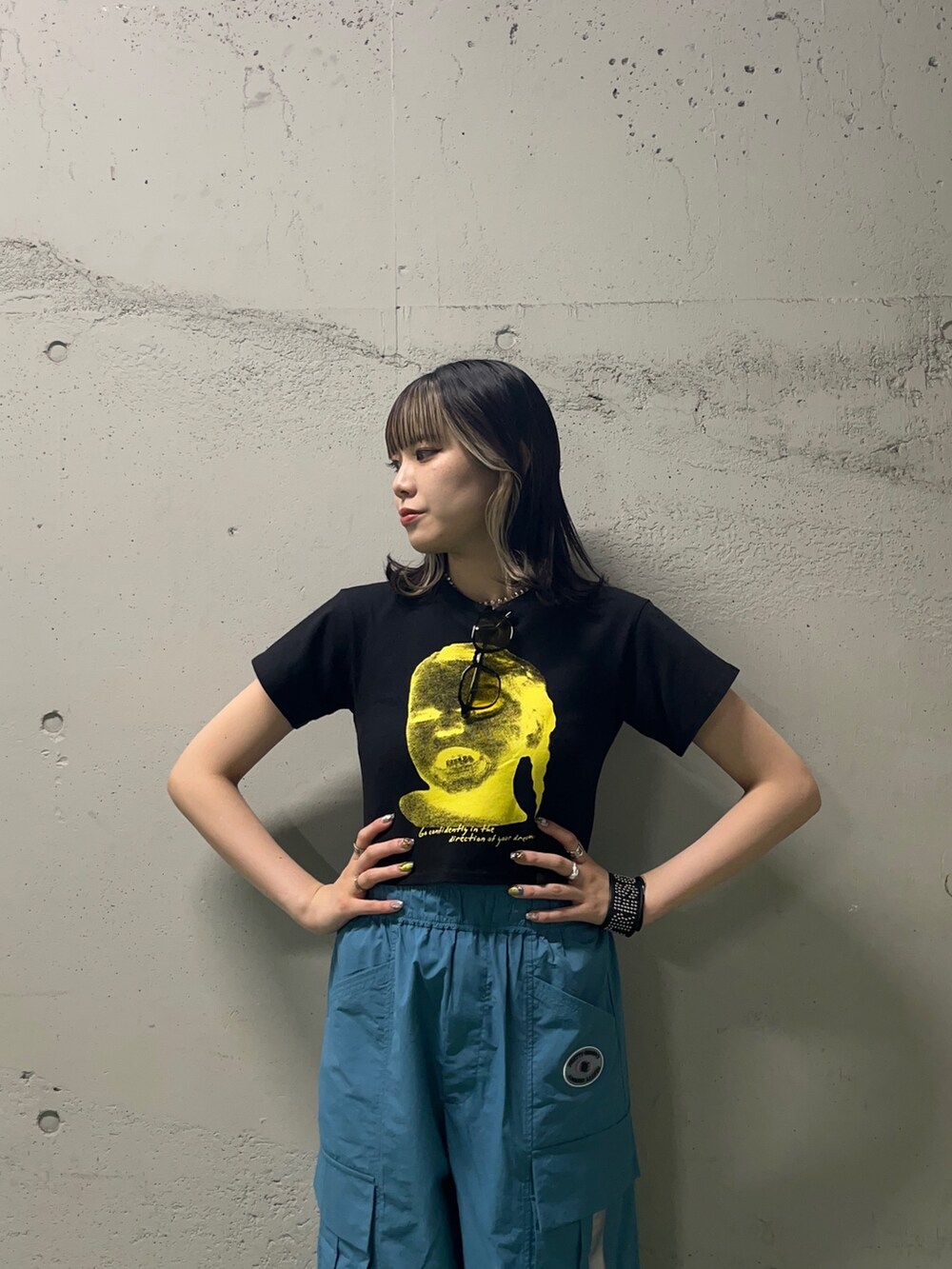 ブルー系のカーゴパンツ、ブラック系のサンダル、ブラック系のTシャツ/カットソーを着用したレディースの夏コーディネートの4枚目の写真