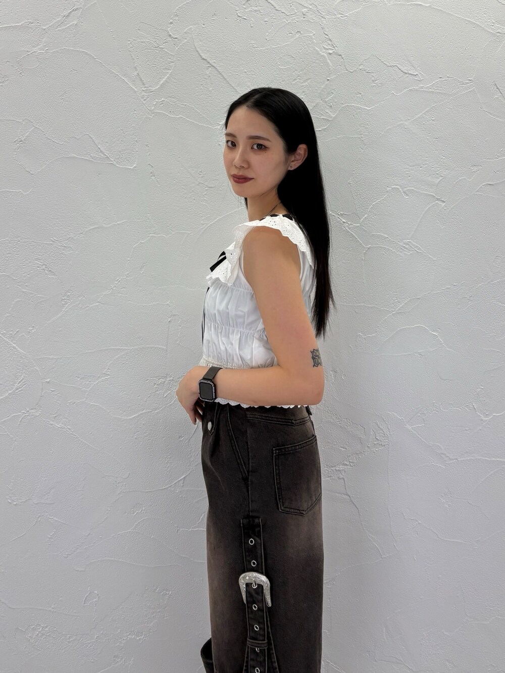 ブラック系のデニムパンツ、ホワイト系のシャツ/ブラウス、ブラック系のパンプスを着用したレディースの春コーディネートの5枚目の写真