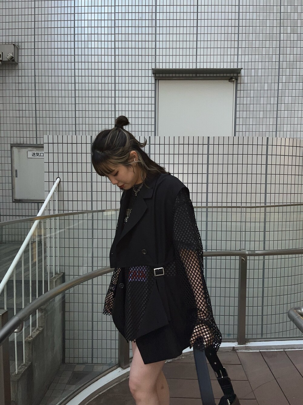 ブラック系のテーラードジャケット、ブラック系のTシャツ/カットソー、ブラック系のTシャツ/カットソーを着用したレディースの春コーディネートの4枚目の写真