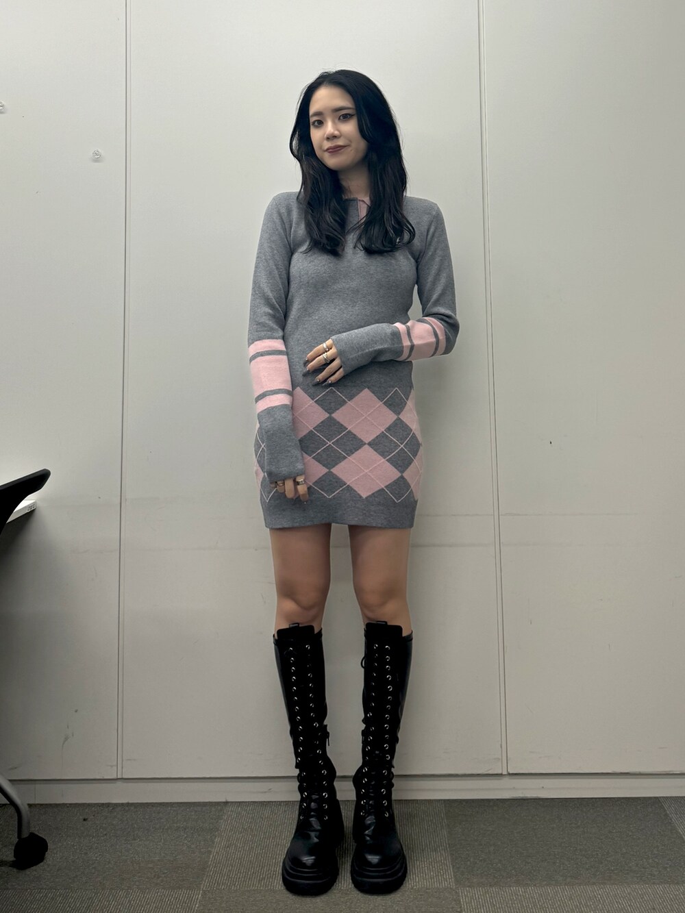 ブラック系のブーツ、ブラウン系のブルゾン、グレー系のワンピースを着用したレディースの秋コーディネートの4枚目の写真