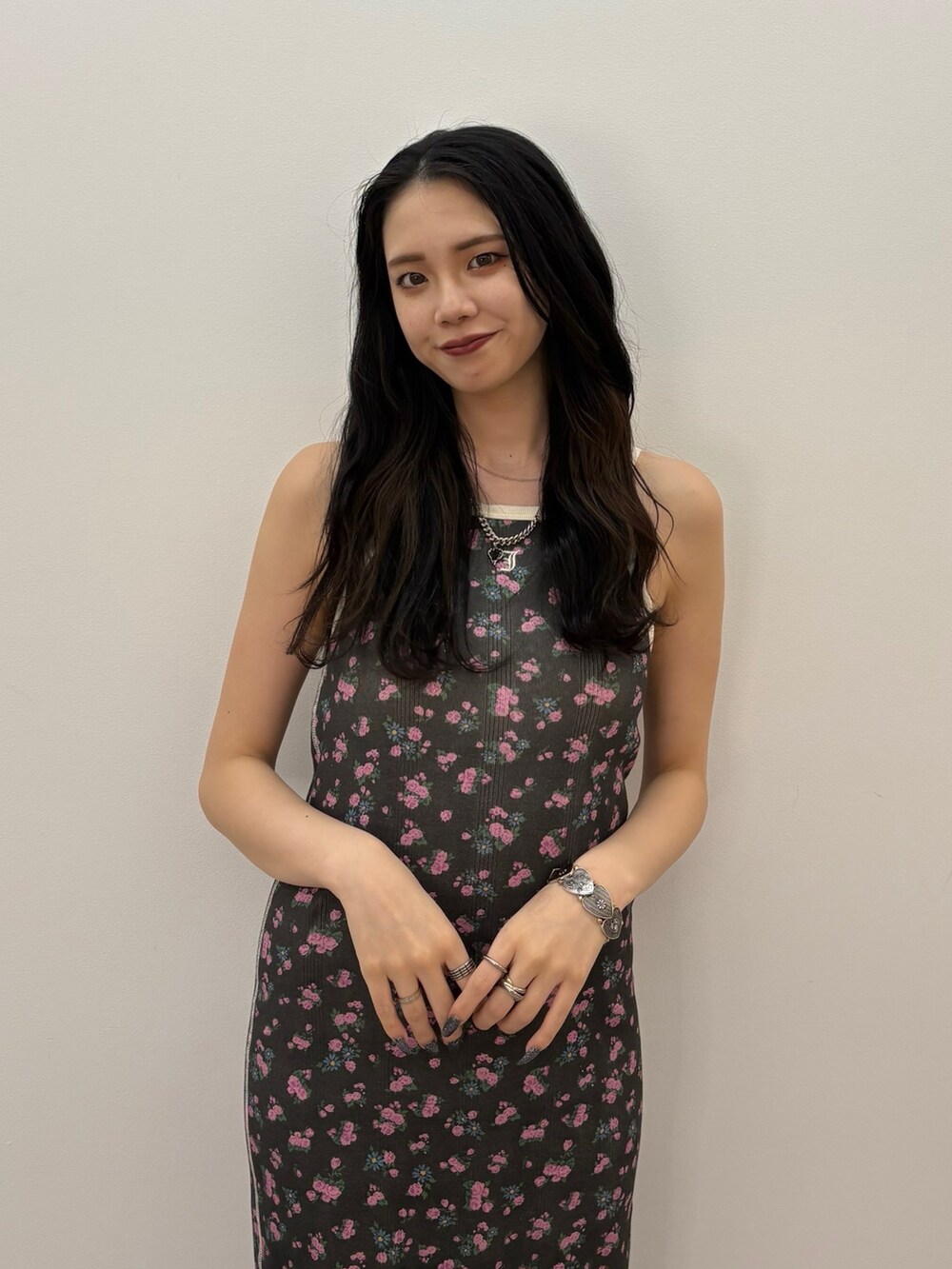 ブラック系のワンピース、シルバー系のネックレスを着用したレディースの春コーディネートの4枚目の写真