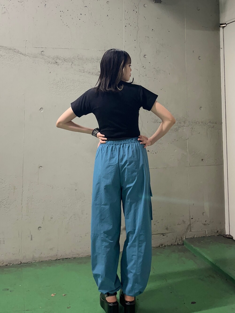 ブルー系のカーゴパンツ、ブラック系のサンダル、ブラック系のTシャツ/カットソーを着用したレディースの夏コーディネートの2枚目の写真