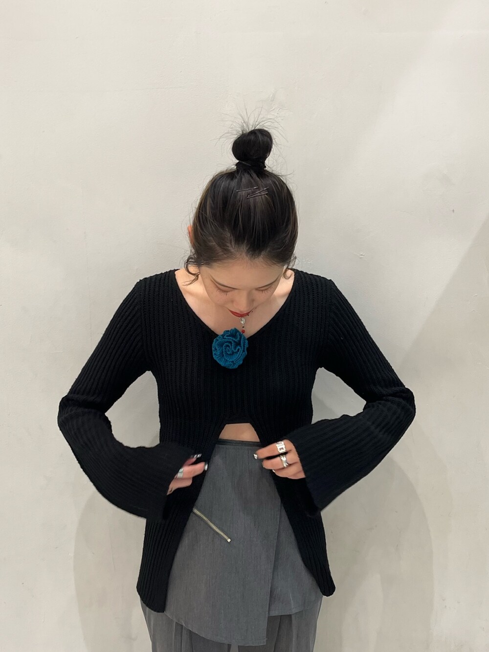 グレー系のその他パンツ、ブラック系のニット/セーター、シルバー系のネックレスを着用したレディースの秋コーディネートの5枚目の写真