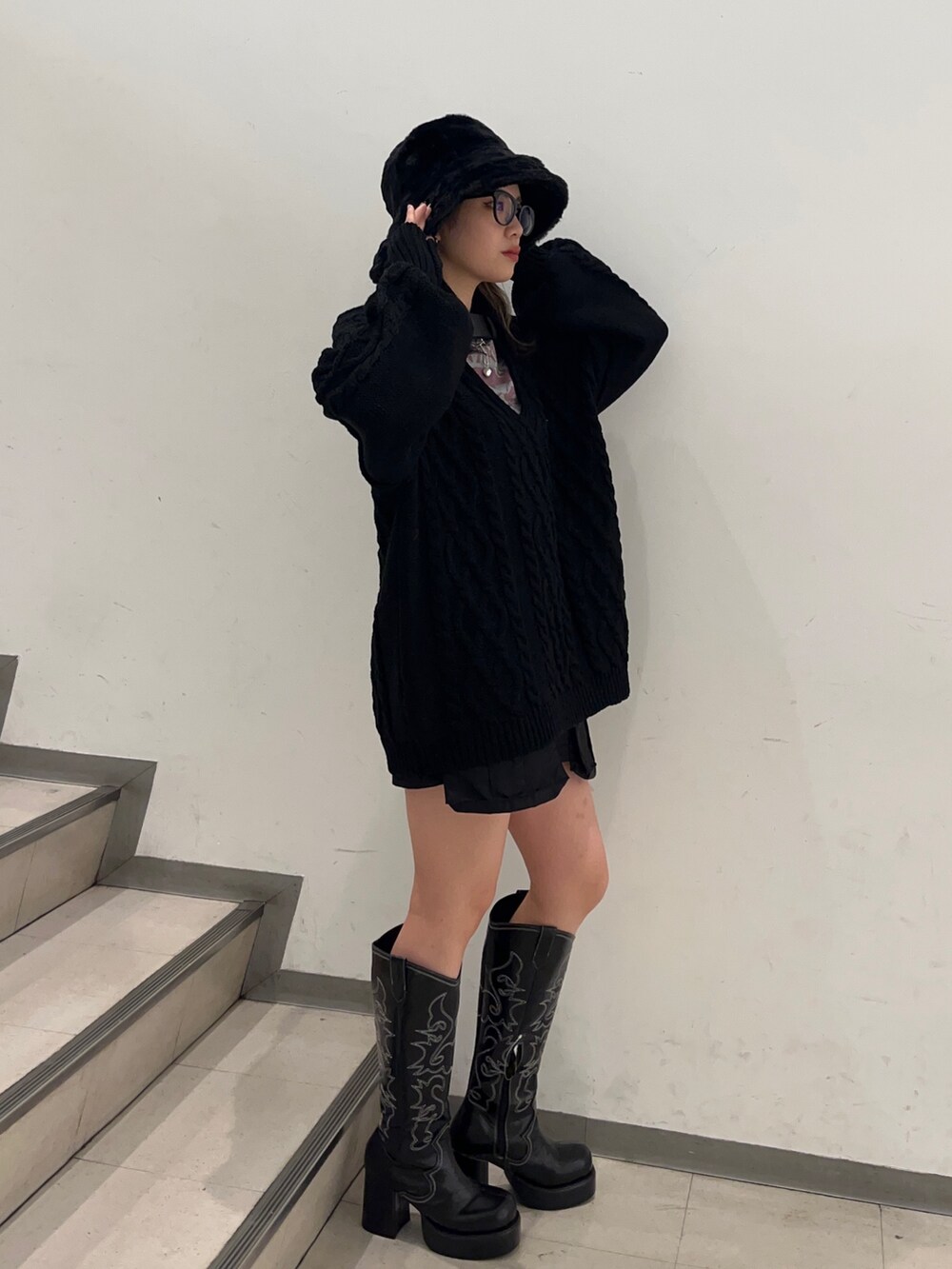 グレー系のTシャツ/カットソー、ブラック系のニット/セーター、ブラック系のその他パンツを着用したレディースの冬コーディネートの2枚目の写真