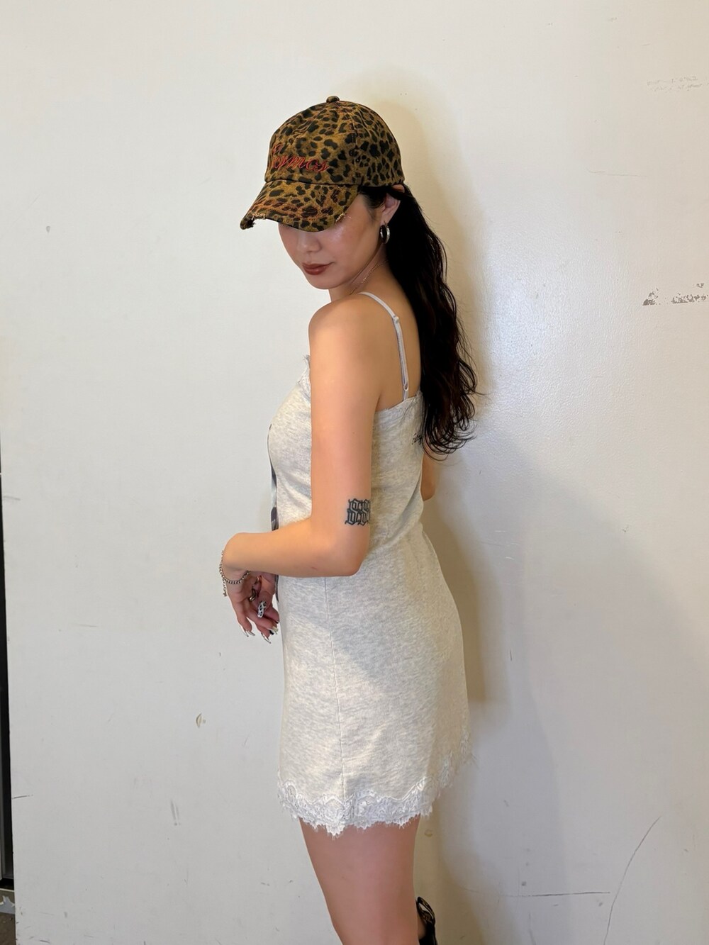 ホワイト系のワンピース、ブラウン系のキャップを着用したレディースの夏コーディネートの5枚目の写真