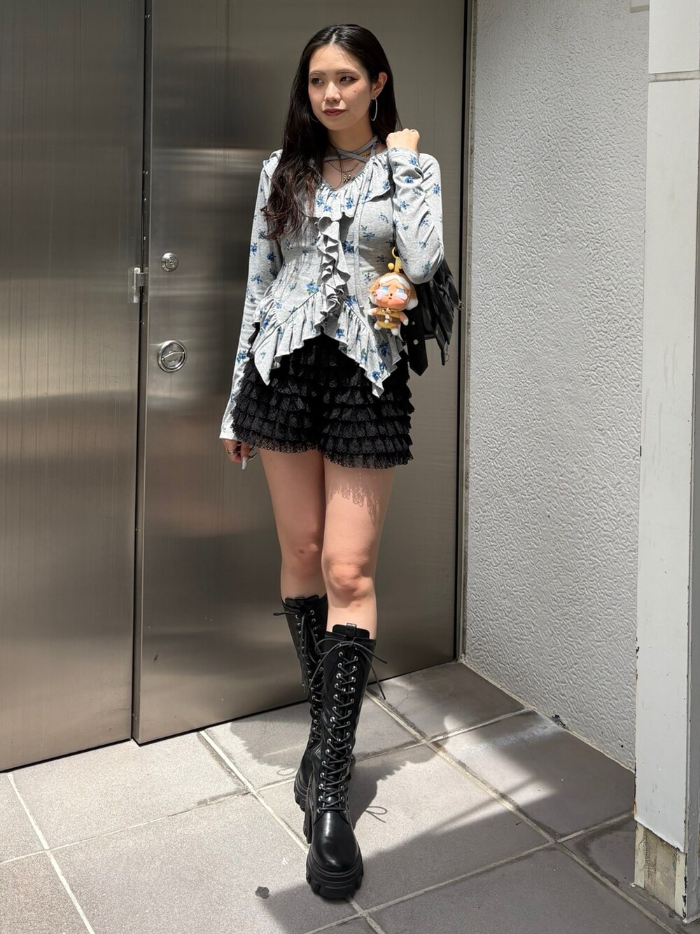 ブラック系のその他パンツ、グレー系のTシャツ/カットソー、ブラック系のブーツを着用したレディースの夏コーディネートの2枚目の写真