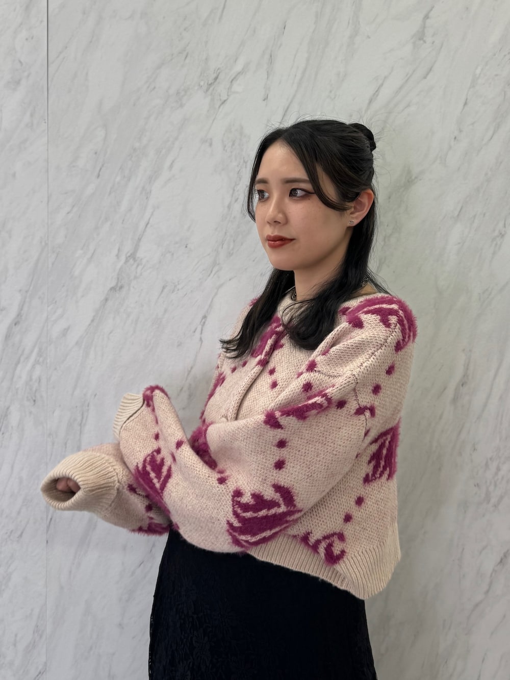 ホワイト系のカーディガン/ボレロ、ブラック系のスカート、ブラック系のブーツを着用したレディースの夏コーディネートの5枚目の写真