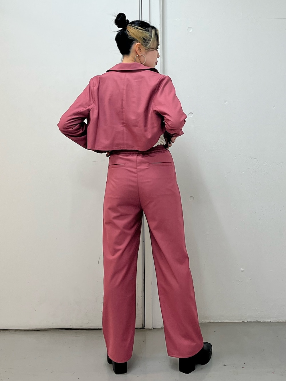 ピンク系のスラックス、ピンク系のテーラードジャケット、ホワイト系のTシャツ/カットソーを着用したレディースの春コーディネートの4枚目の写真