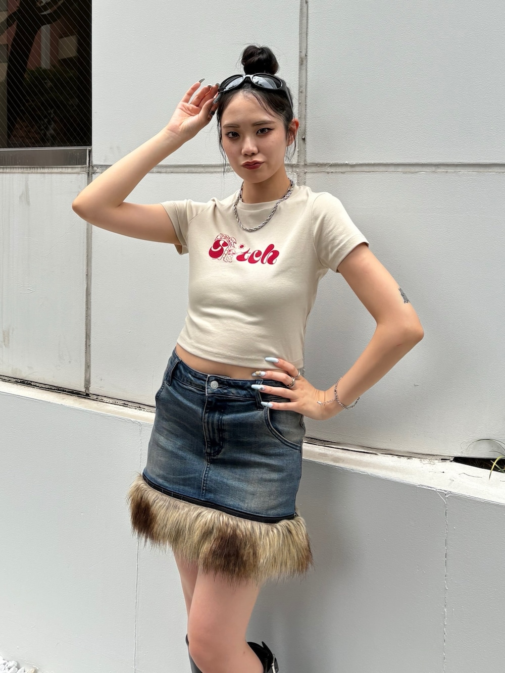 ホワイト系のTシャツ/カットソー、ブルー系のスカート、ブラック系のブーツを着用したレディースの夏コーディネートの4枚目の写真