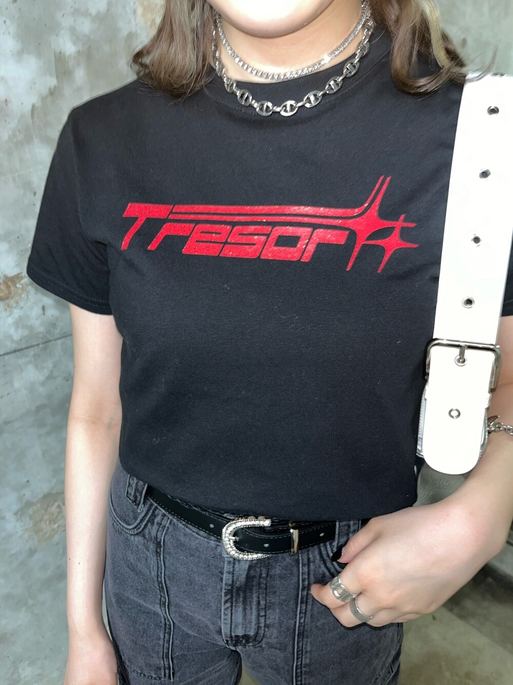 ブラック系のカーゴパンツ、ブラック系のタンクトップ、ブラック系のTシャツ/カットソーを着用したレディースの春コーディネートの7枚目の写真