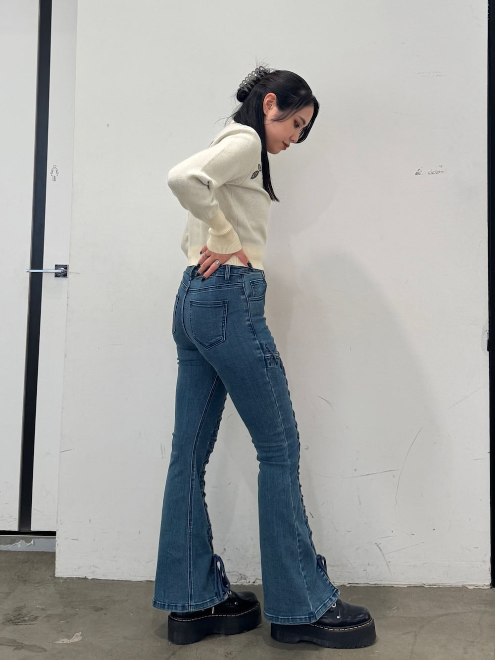 ホワイト系のニット/セーター、ブルー系のデニムパンツを着用したレディースの秋コーディネートの3枚目の写真