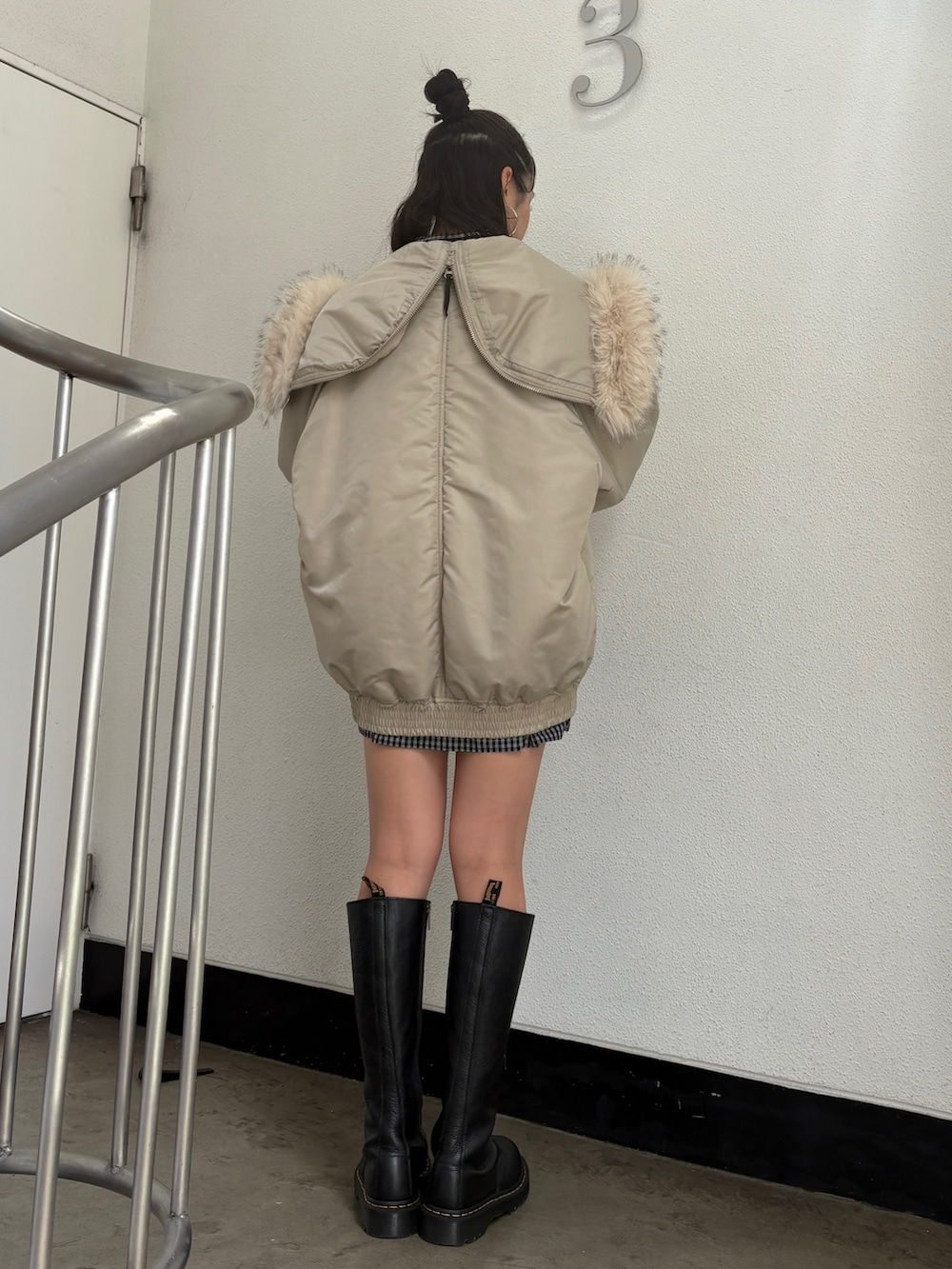 ブラック系のシャツ/ブラウス、ホワイト系のブルゾンを着用したレディースの秋コーディネートの2枚目の写真