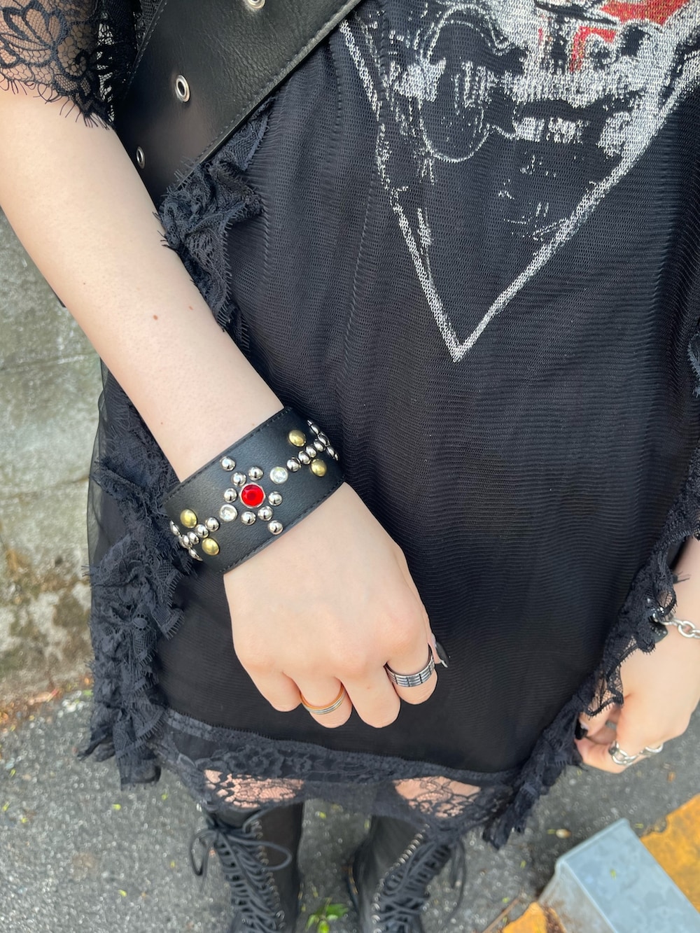 ブラック系のワンピース、ブラック系のメッセンジャーバッグ、ブラック系のブーツを着用したレディースの春コーディネートの8枚目の写真