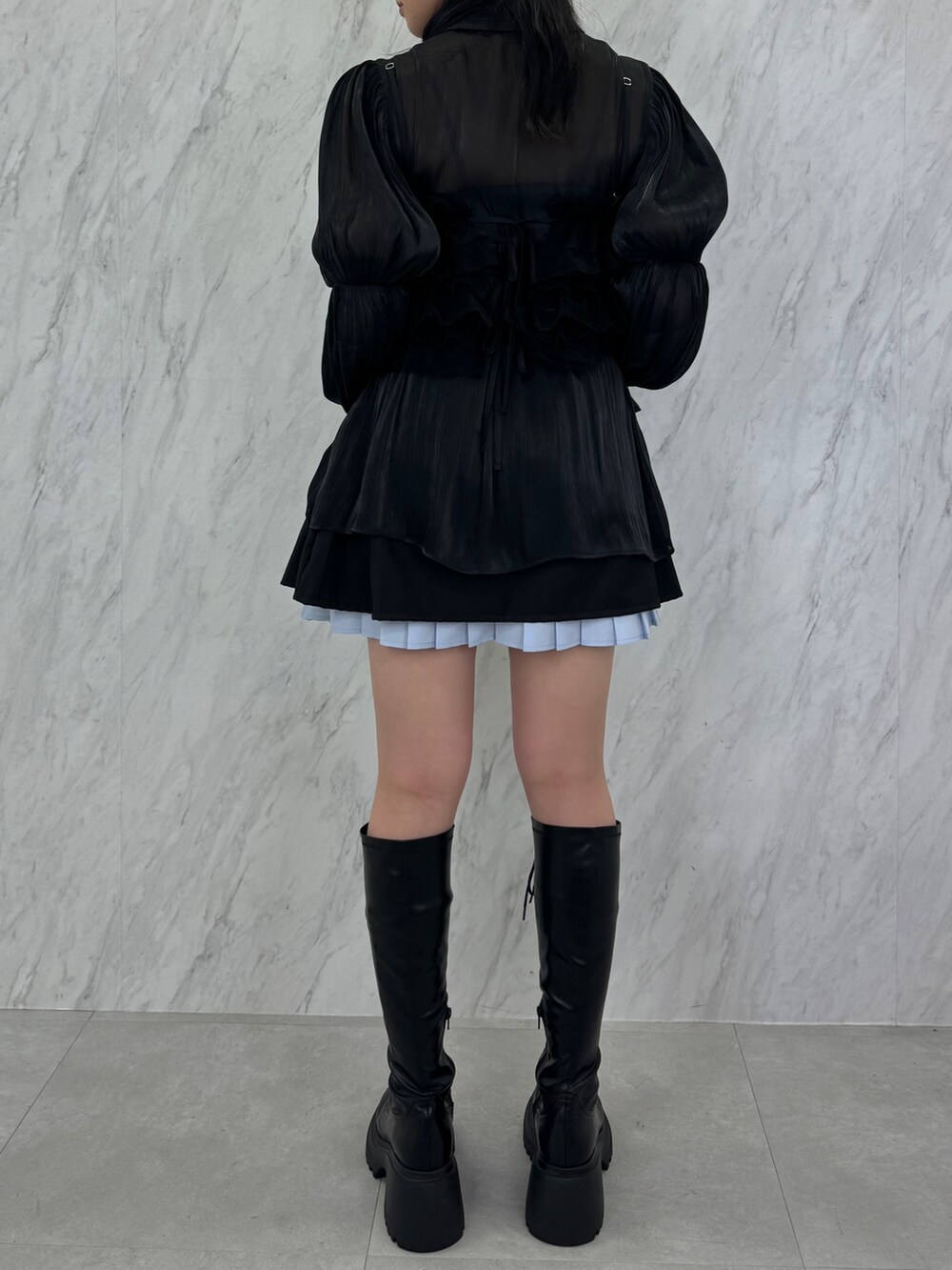 ブラック系のシャツ/ブラウス、ブラック系のキャミソール、ブラック系のスカートを着用したレディースの夏コーディネートの5枚目の写真